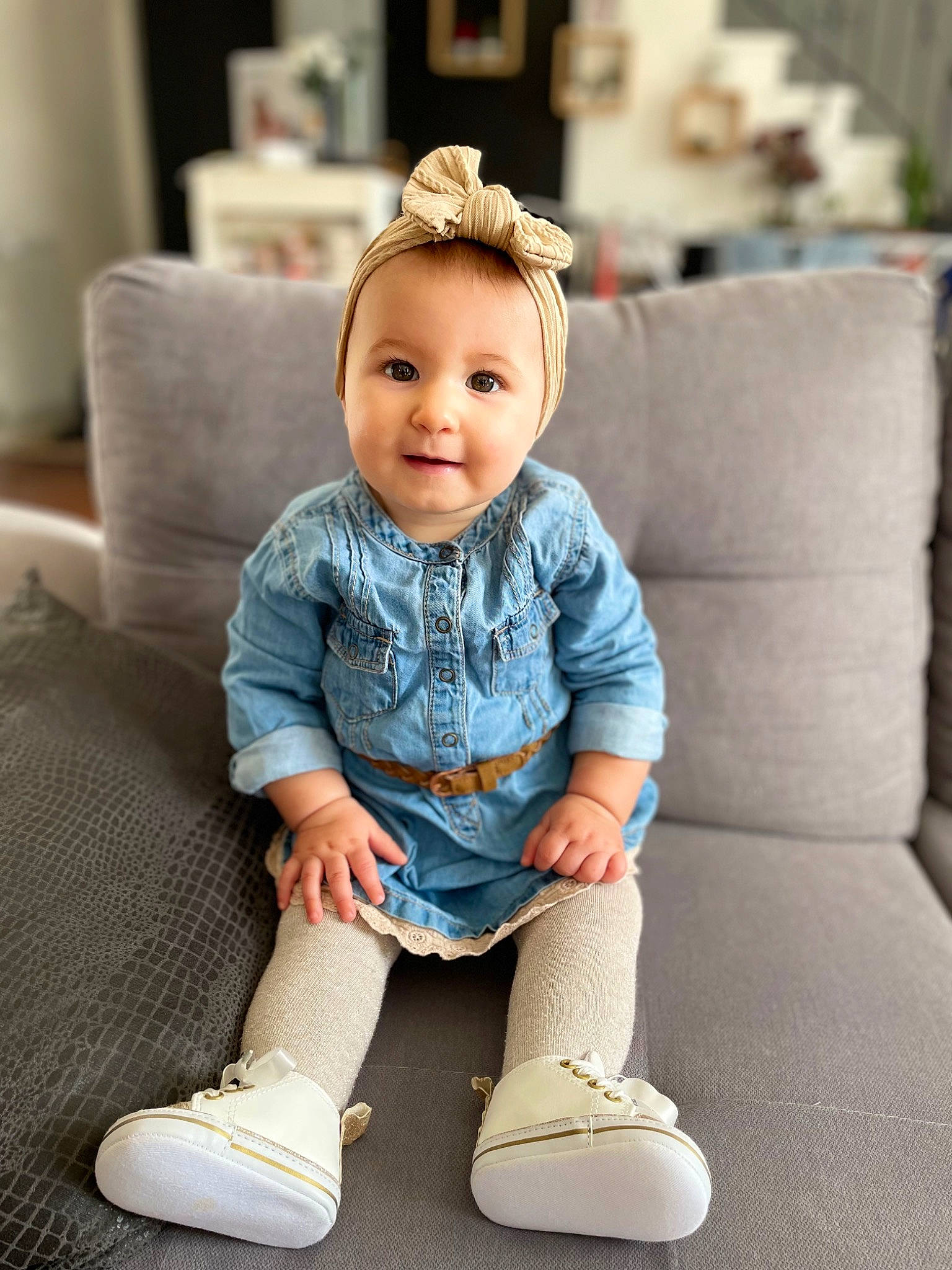 Lyana a rejoint le concours — aidez-le/la à gagner de superbes lots ! baby, baby_toddler_clothing, beauty, collar, couch, dress_shirt, electric_blue, eye, flash_photography, footwear, hairstyle, happy, jeans, knee, leg, person, shoe, sleeve, smile, toddler
