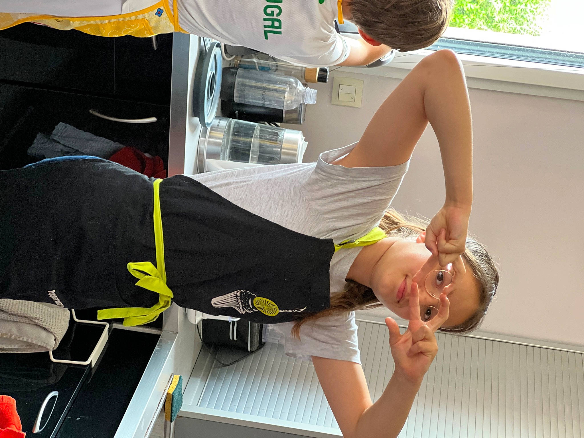 Savannah participe au concours pour gagner de l'argent avec cette photo : chest, elbow, engineering, eyewear, fun, human_leg, joint, knee, leisure, person, recreation, room, sandal, shorts, shoulder, t_shirt, thigh, waist, window, wrist