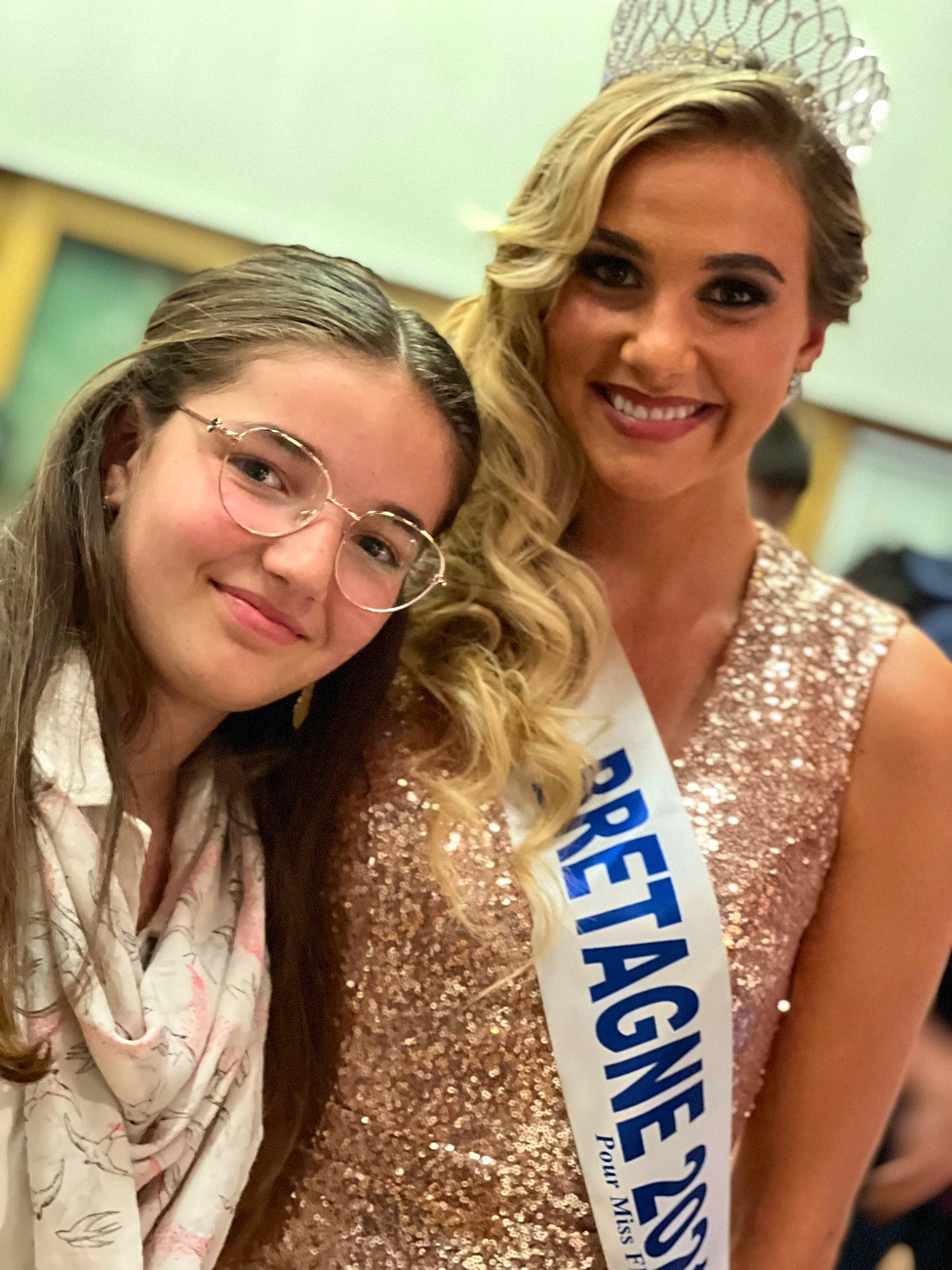 Savannah a rejoint le concours — aidez-le/la à gagner de superbes lots ! beauty, cap, earrings, eyewear, face, facial_expression, fashion_design, fun, gesture, glasses, hair, hairstyle, happy, joy, long_hair, necklace, organ, people, person, skin