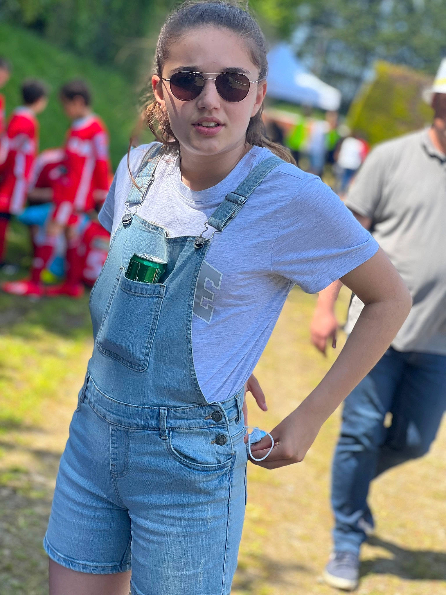 Savannah participe au concours pour gagner de l'argent avec cette photo : bag, community, cool, daytime, eyewear, fashion, fun, glasses, goggles, grass, hairstyle, happy, leisure, luggage_and_bags, people_in_nature, person, street_fashion, style, sunglasses, textile