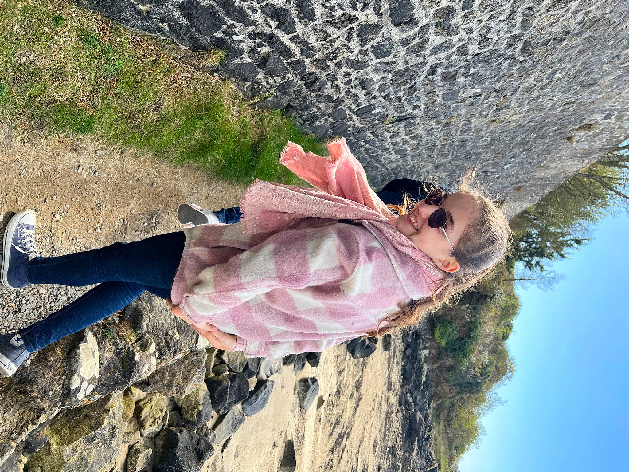 Savannah participe au concours pour gagner de l'argent avec cette photo : adventure, beauty, dress, fun, grass, happy, human_leg, joy, landscape, leisure, people_in_nature, person, plant, recreation, sky, sunglasses, sunlight, thigh, tree, trunk