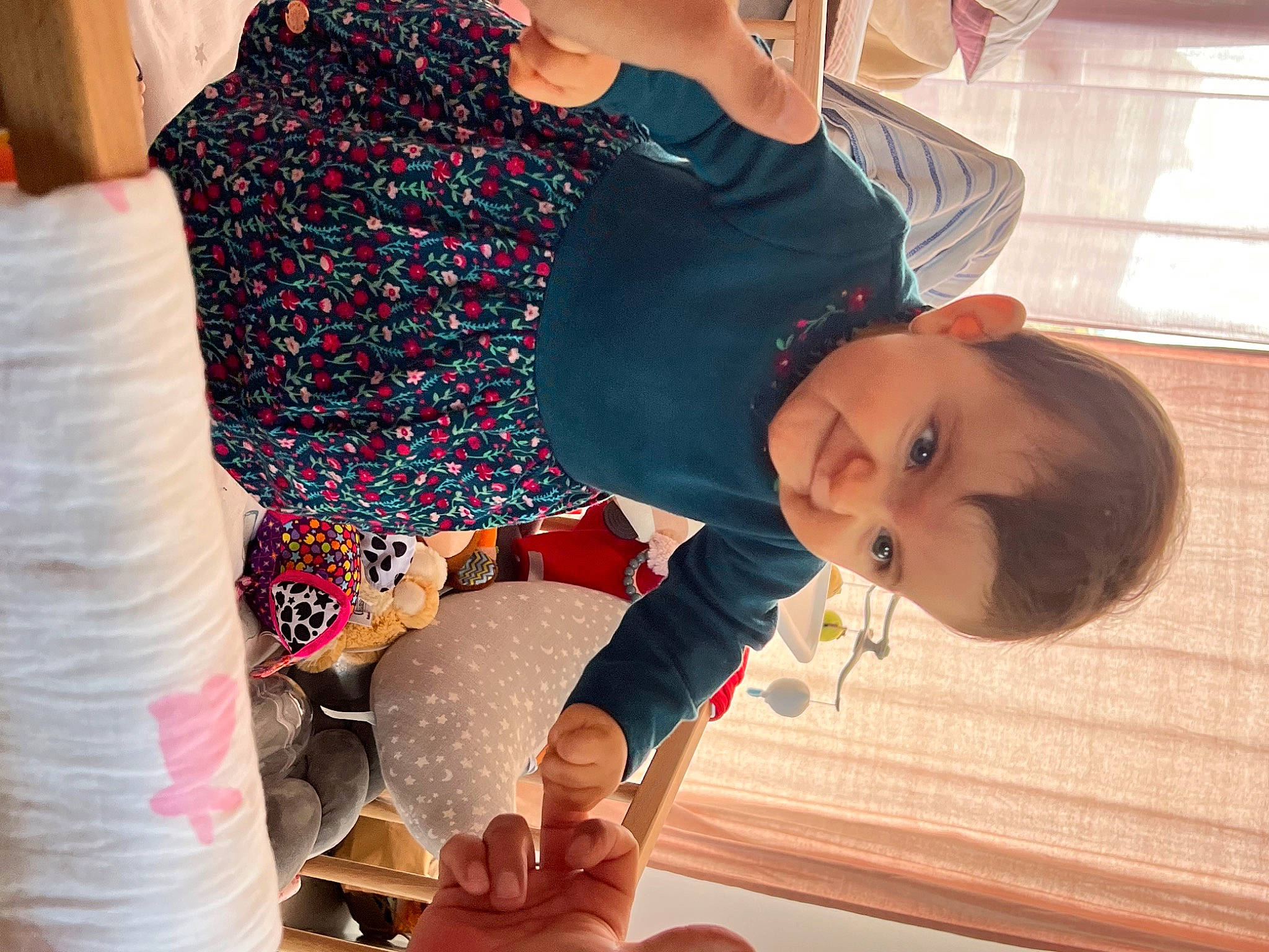 Chiara a rejoint le concours — aidez-le/la à gagner de superbes lots ! arm, child, comfort, elbow, finger, flooring, fun, hand, happy, human_leg, joint, leisure, nail, pattern, person, room, sitting, thigh, toddler, vacation