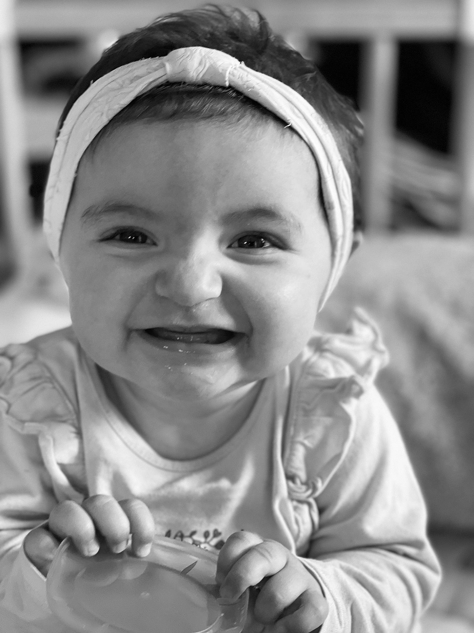 Chiara participe au concours pour gagner de l'argent avec cette photo : black_and_white, cheek, chin, eyebrow, facial_expression, flash_photography, gesture, hand, happy, iris, joy, lip, mouth, nose, organ, person, photograph, skin, smile, standing