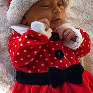 Maria participe au concours pour gagner de l'argent avec cette photo : baby, infant, christmas_outfit, santa_hat, red_clothing, white_fur, blanket, cute, festive, holiday, smiling, portrait, child, soft_texture, warm, indoors, person, newborn, small_hands, lying_down