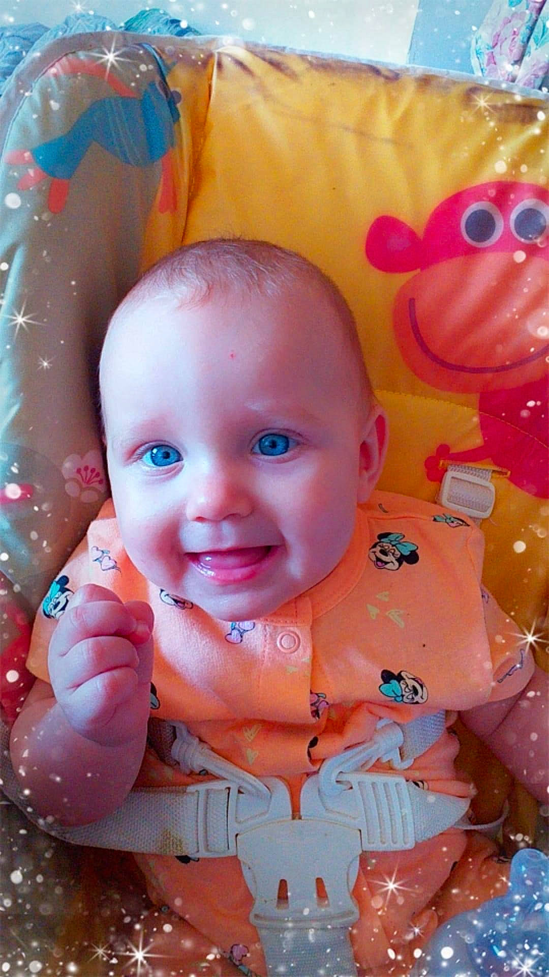 Malya a rejoint le concours — aidez-le/la à gagner de superbes lots ! baby, cheek, eye, facial_expression, gesture, happy, head, iris, joy, lip, mouth, nose, orange, organ, person, pink, product, skin, smile, textile