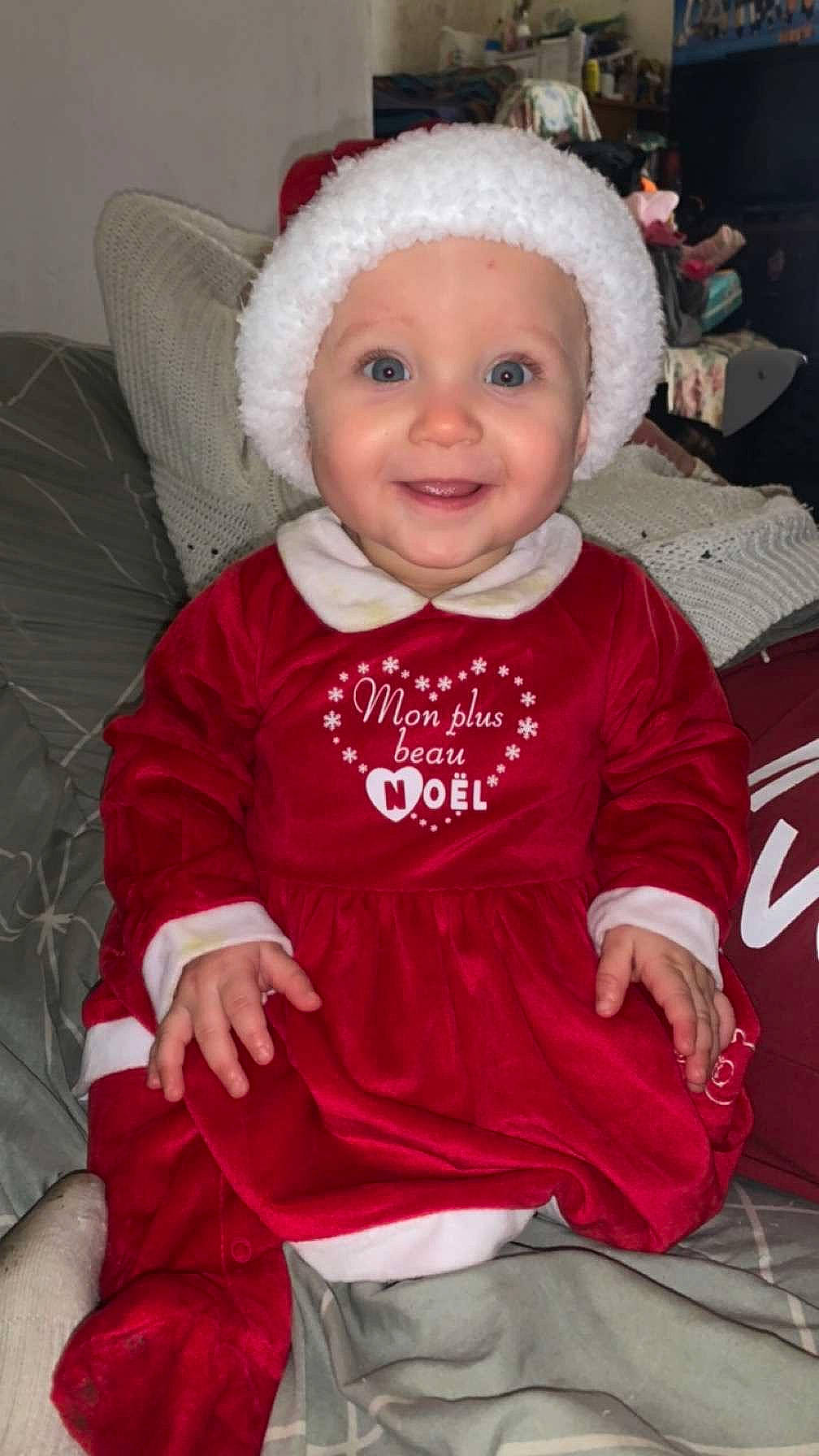 Malya participe au concours pour gagner de l'argent avec cette photo : baby, baby_toddler_clothing, cheek, child, costume_hat, event, face, facial_expression, happy, head, headgear, headwear, joy, magenta, person, pink, red, skin, sleeve, smile