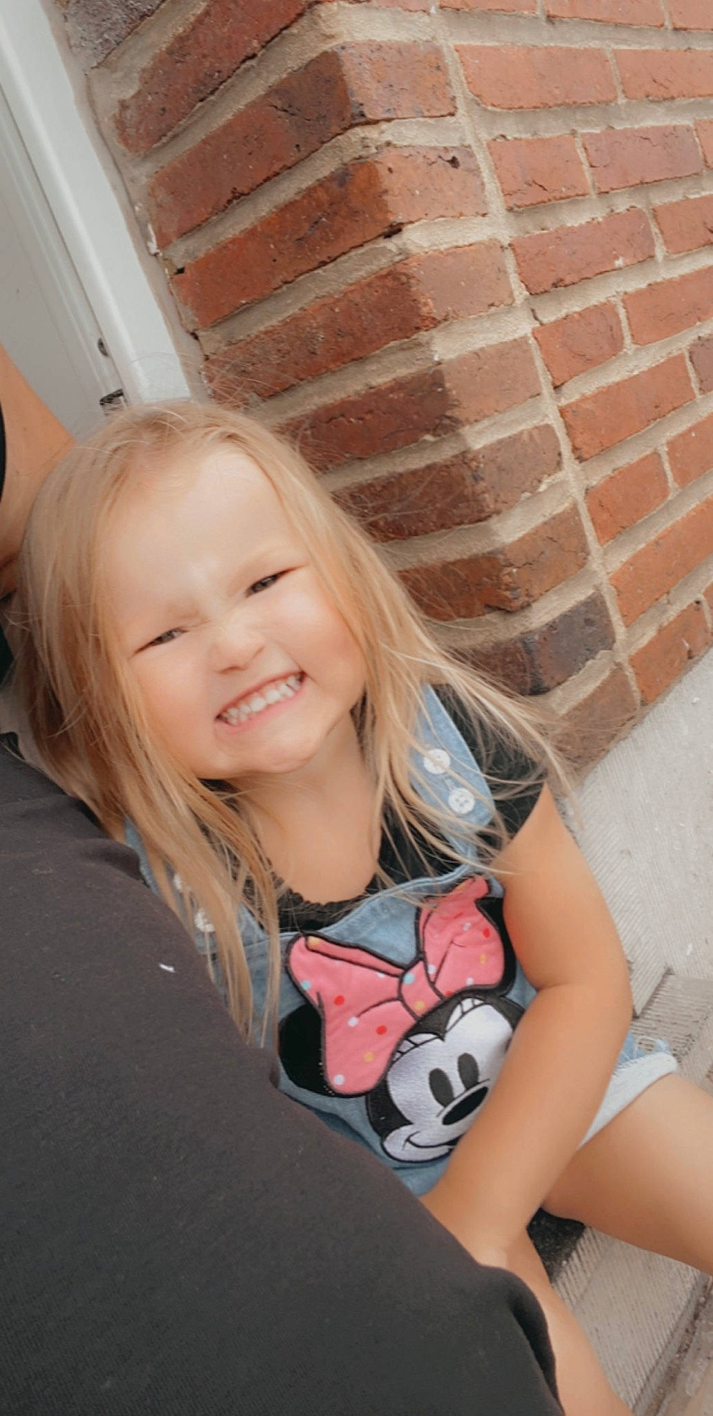 Eleana participe au concours pour gagner de l'argent avec cette photo : arthropod, blond, brick, brickwork, brown_hair, cool, facial_expression, iris, joy, laugh, lip, person, portrait_photography, stuffed_toy, throat, tongue, tooth, toy