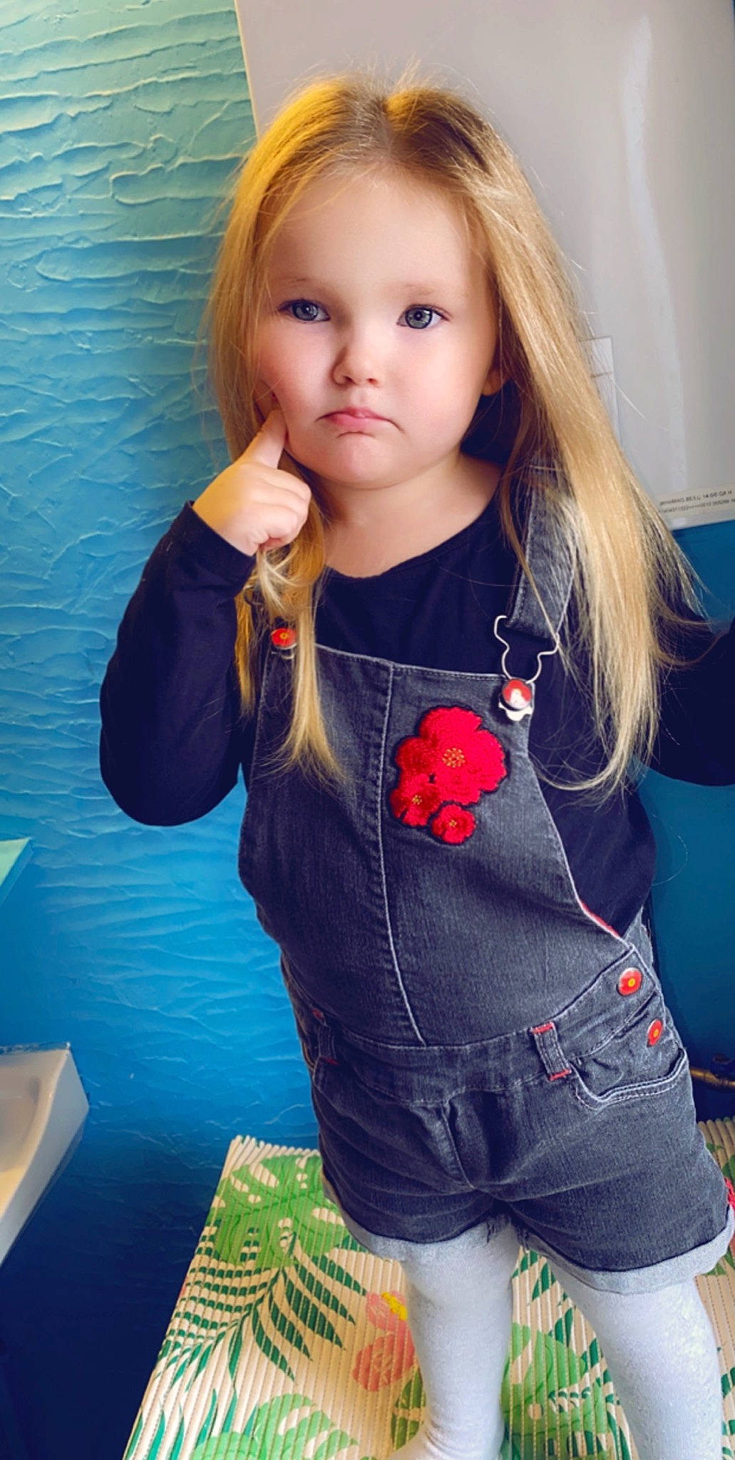 Eleana participe au concours pour gagner de l'argent avec cette photo : blond, brown_hair, child_model, denim, jean_short, lip, mouth, person, pocket