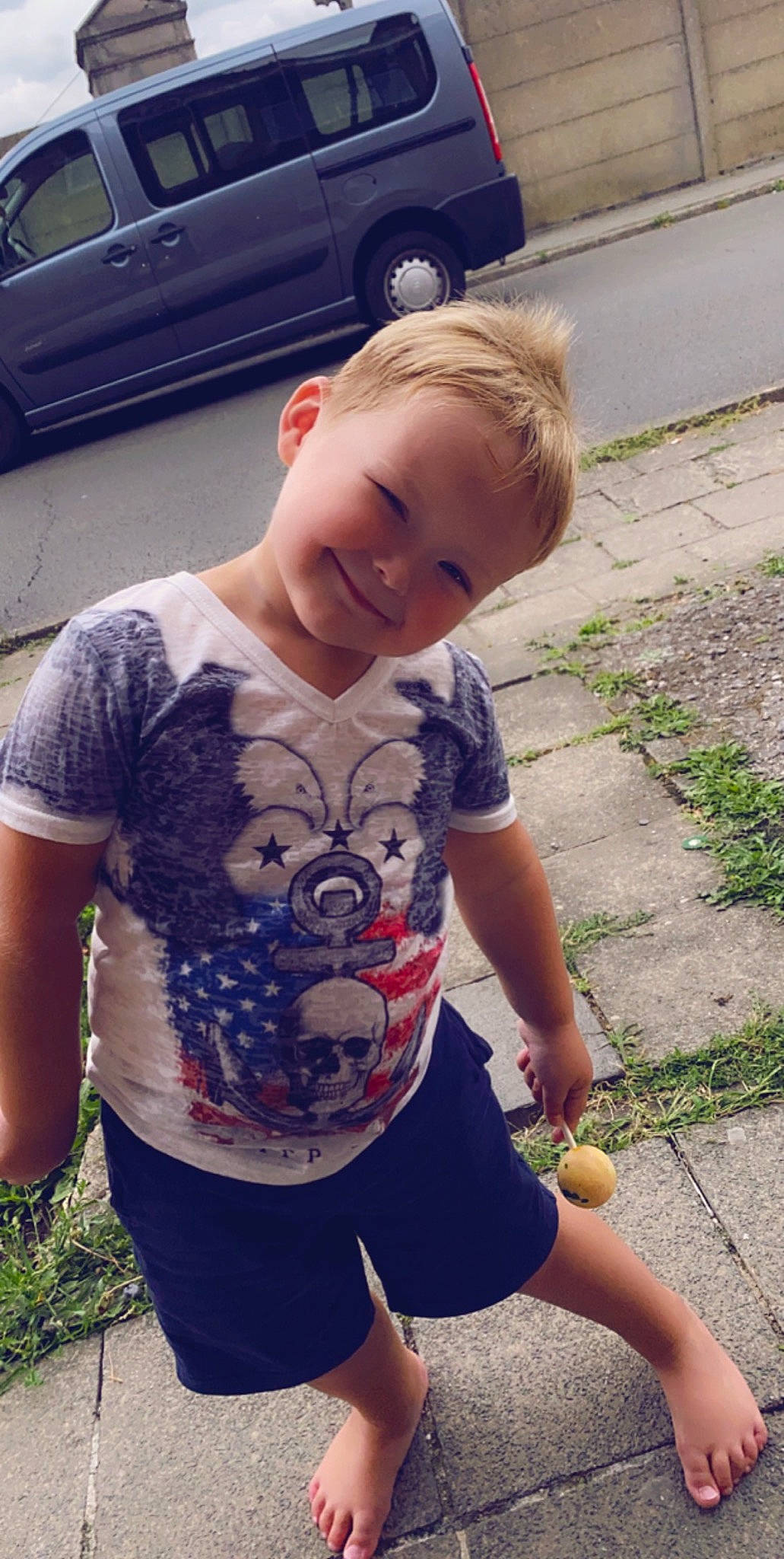 Rayan a rejoint le concours — aidez-le/la à gagner de superbes lots ! active_shirt, active_shorts, alloy_wheel, automotive_exterior, baby, baby_toddler_clothing, ball, bermuda_shorts, bumper, calf, child, family_car, fender, full_size_car, hand, joy, person, play, thumb, toddler