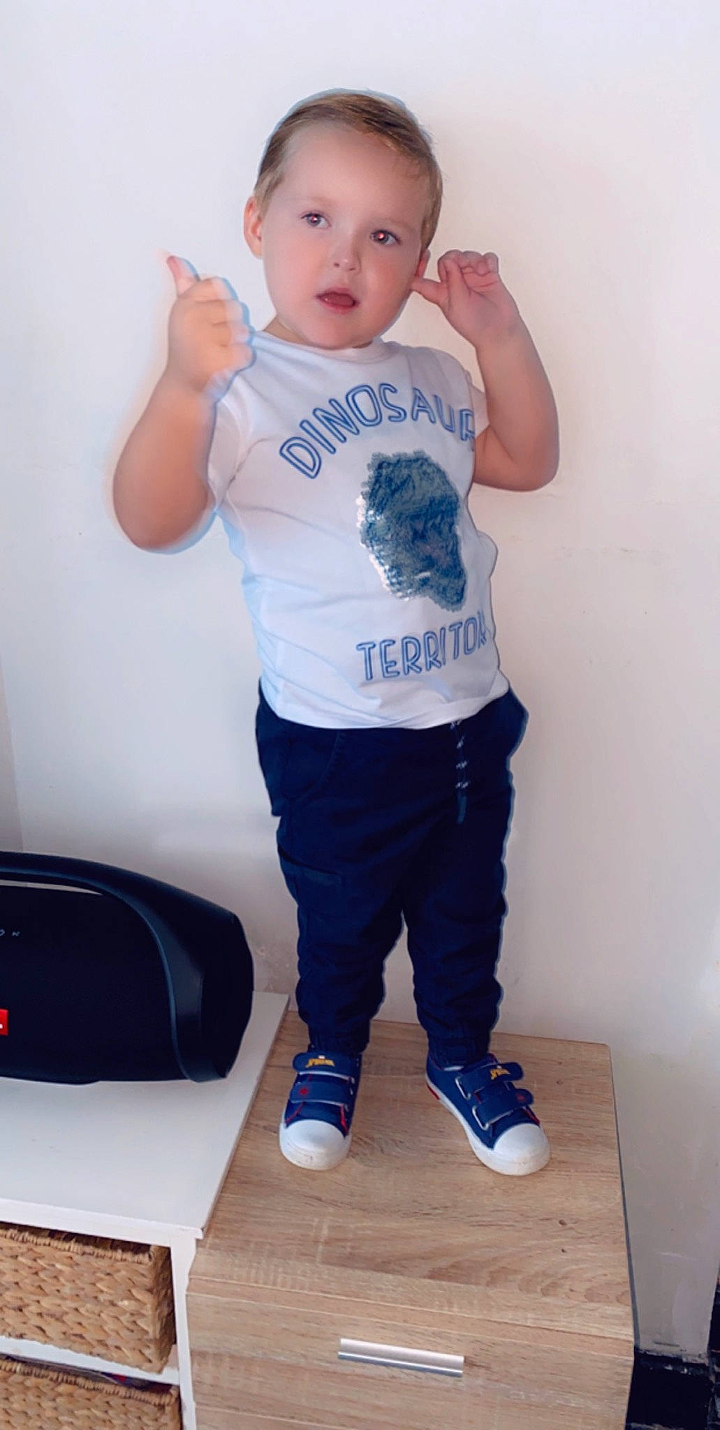 Rayan participe au concours pour gagner de l'argent avec cette photo : active_pants, arm, baby, baby_toddler_clothing, baggage, balance, cool, hand, human_leg, joint, knee, person, shoe, shoulder, sleeve, sneakers, standing, suitcase, sweatpant, walking_shoe