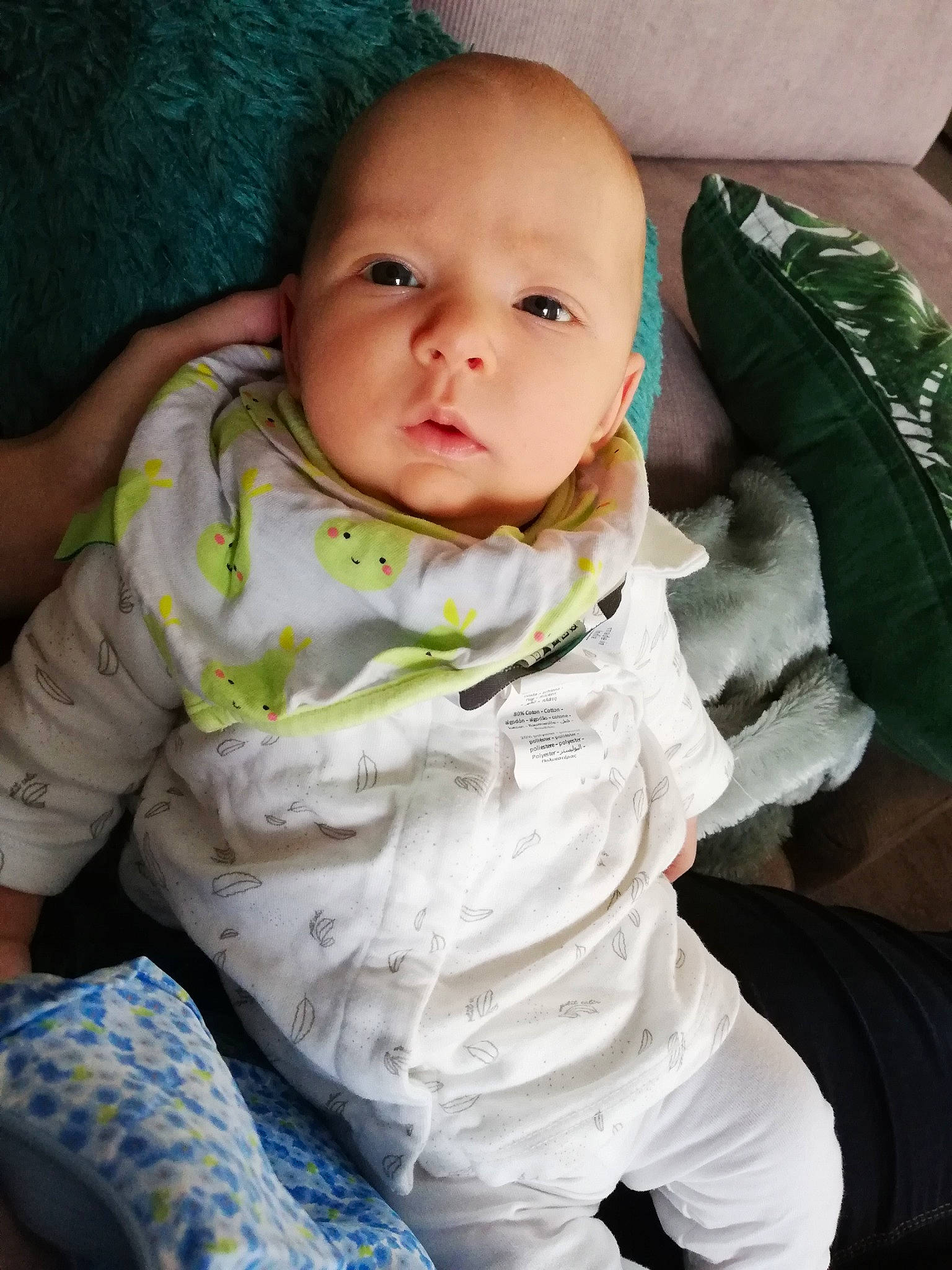 Lila a rejoint le concours — aidez-le/la à gagner de superbes lots ! baby, baby_toddler_clothing, cheek, child, comfort, cool, eye, face, grass, happy, iris, linens, lip, mouth, nose, person, sitting, skin, sleeve, textile