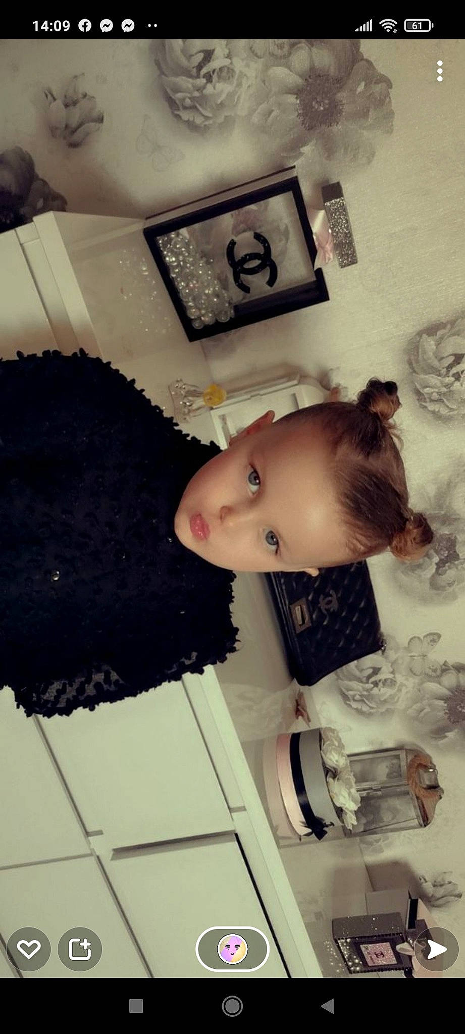 Assïa a rejoint le concours — aidez-le/la à gagner de superbes lots ! art, baby, child, flooring, fur, monochrome, monochrome_photography, person, picture_frame, room, stuffed_toy, teddy_bear, toy