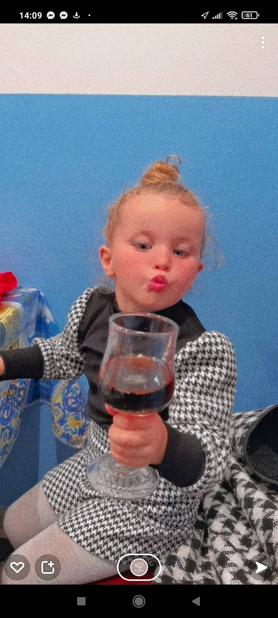 Assïa participe au concours pour gagner de l'argent avec cette photo : alcoholic_beverage, barware, chair, champagne_stemware, dress, drink, drinking, drinkware, facial_expression, fun, glass, hairstyle, happy, person, plaid, stemware, tableware, tartan, toddler, wine