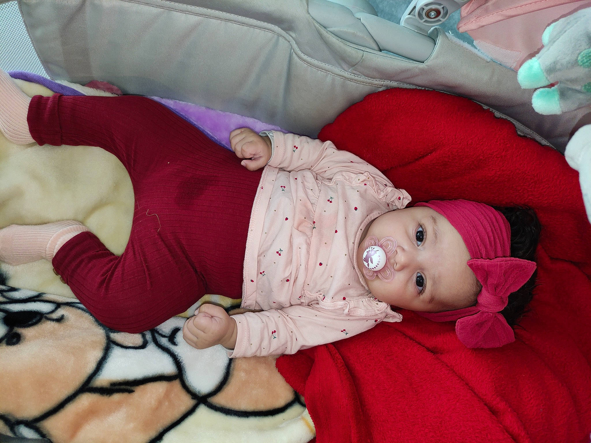 Safa a rejoint le concours — aidez-le/la à gagner de superbes lots ! arm, cheek, child, comfort, couch, eye, facial_expression, headwear, human_body, joint, lap, leg, mouth, organ, person, pink, product, red, skin, smile