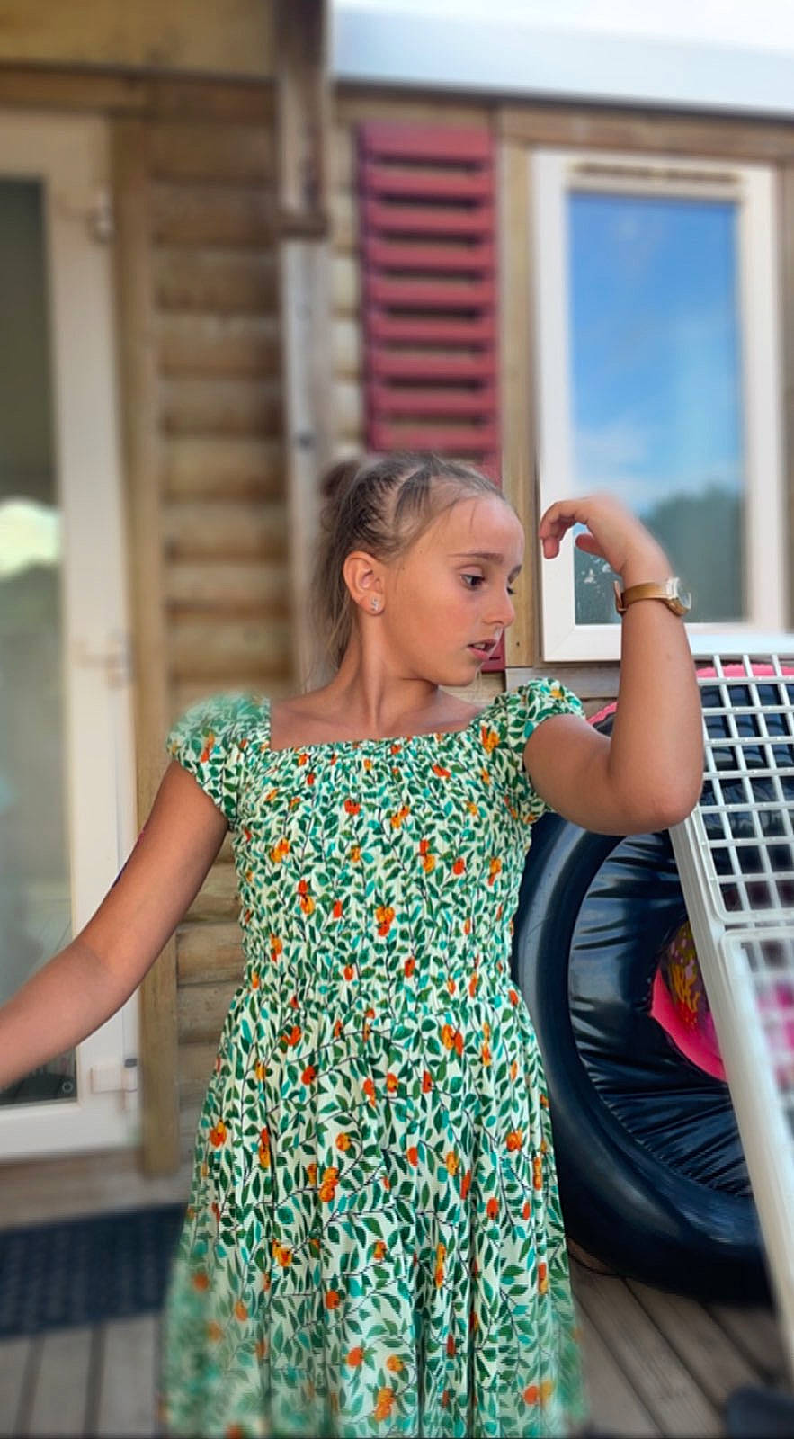 Leonie participe au concours pour gagner de l'argent avec cette photo : cocktail_dress, day_dress, electric_blue, event, eyewear, fashion, fashion_design, fashion_model, formal_wear, happy, haute_couture, jewellery, joint, leisure, magenta, pattern, person, shoulder, sleeve, summer