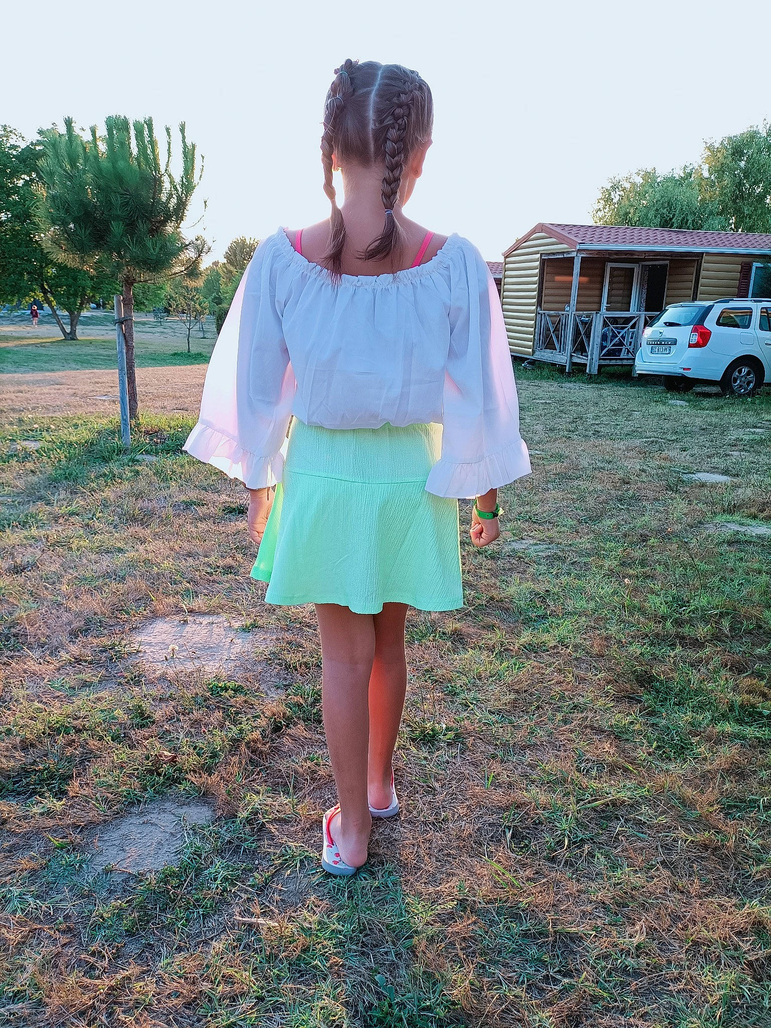 Leonie a rejoint le concours — aidez-le/la à gagner de superbes lots ! car, day_dress, electric_blue, fashion_design, grass, grassland, human_leg, long_hair, magenta, pattern, person, plant, sky, sleeve, summer, t_shirt, tire, tree, van, waist