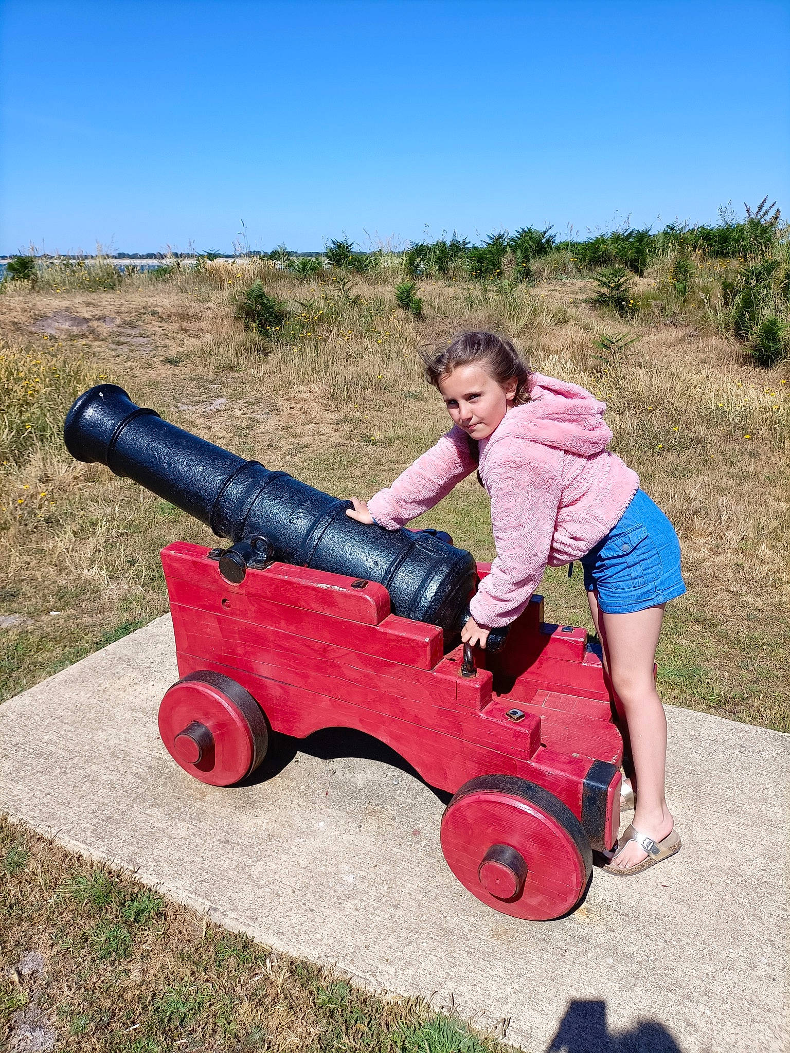 Leonie a rejoint le concours — aidez-le/la à gagner de superbes lots ! auto_part, automotive_tire, automotive_wheel_system, cannon, field, fun, grass, grassland, landscape, motor_vehicle, people_in_nature, person, plant, rolling, sky, soil, synthetic_rubber, tire, tread, vehicle