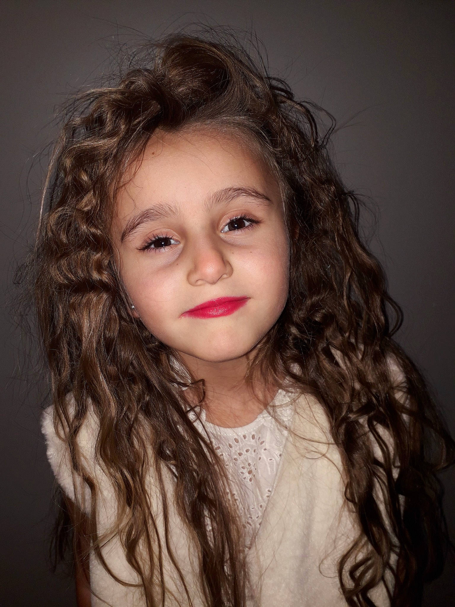 Leonie a rejoint le concours — aidez-le/la à gagner de superbes lots ! cheek, chin, eyebrow, eyelash, face, facial_expression, fashion, flash_photography, forehead, hair, happy, human_body, iris, jaw, lip, neck, nose, person, ringlet, skin