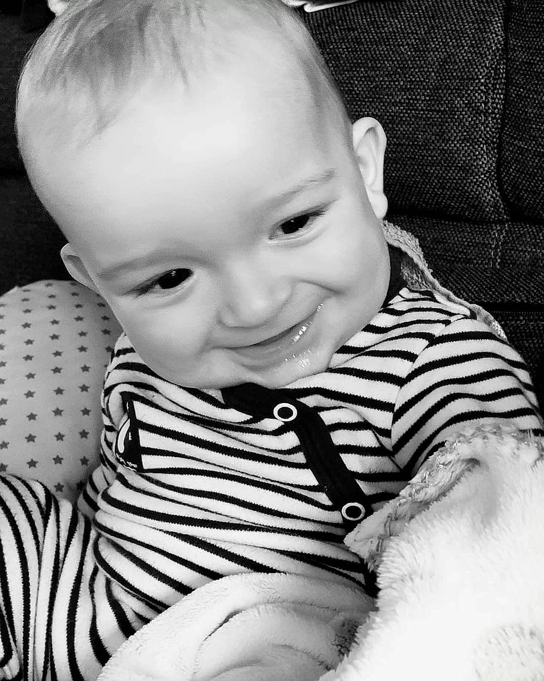 Mathis participe au concours pour gagner de l'argent avec cette photo : arm, baby_toddler_clothing, black, black_and_white, cheek, eye, flash_photography, hair, hairstyle, happy, head, human_body, iris, joy, lip, mouth, nose, person, skin, sleeve