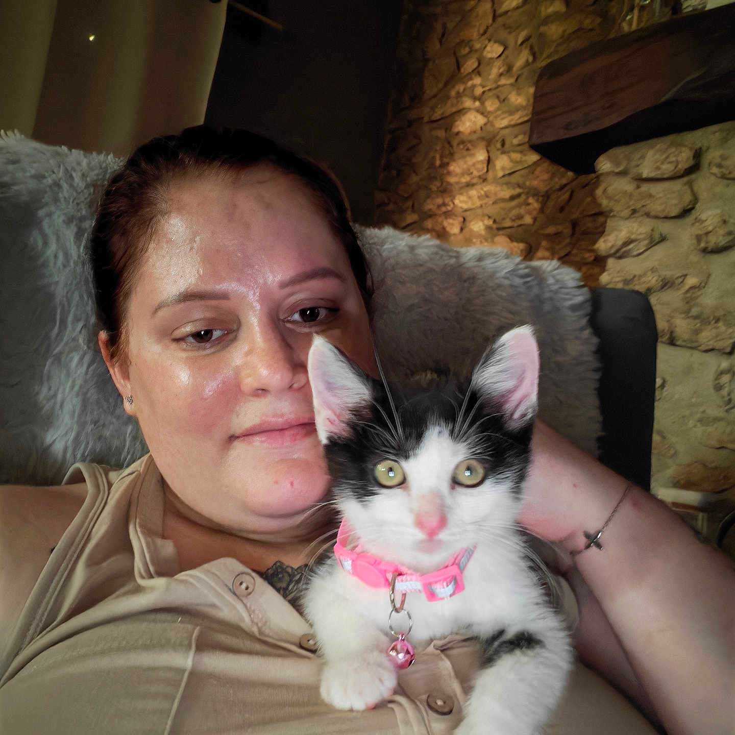 Stella participe au concours pour gagner de l'argent avec cette photo : woman, kitten, cat, pet, collar, pink, indoor, couch, stone_wall, cozy, relaxed, furniture, portrait, casual, fur, closeup, home, resting, cute, animal
