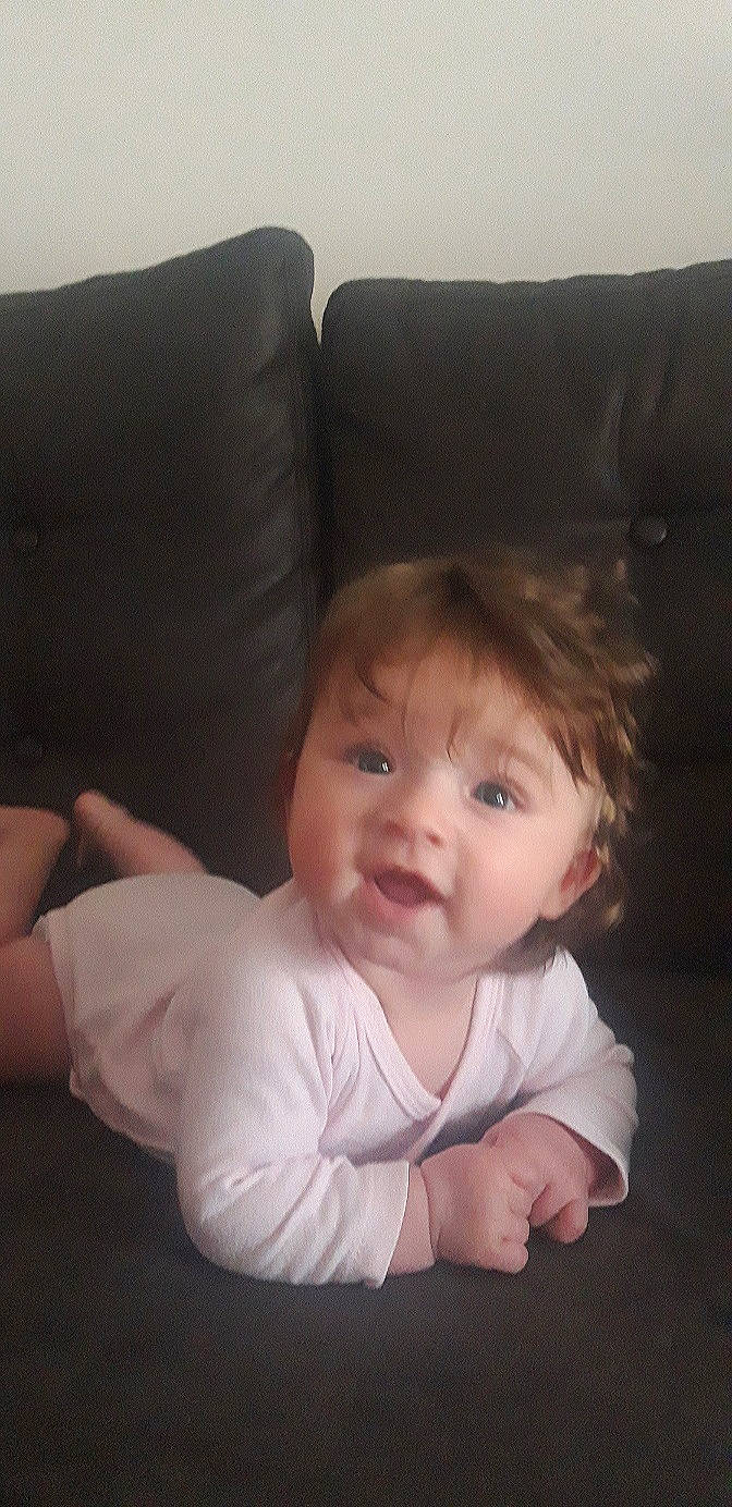 Joye participe au concours pour gagner de l'argent avec cette photo : baby, baby_toddler_clothing, cheek, child, comfort, couch, eye, face, finger, gesture, hand, head, iris, nose, person, skin, sleeve, smile, thumb, toddler