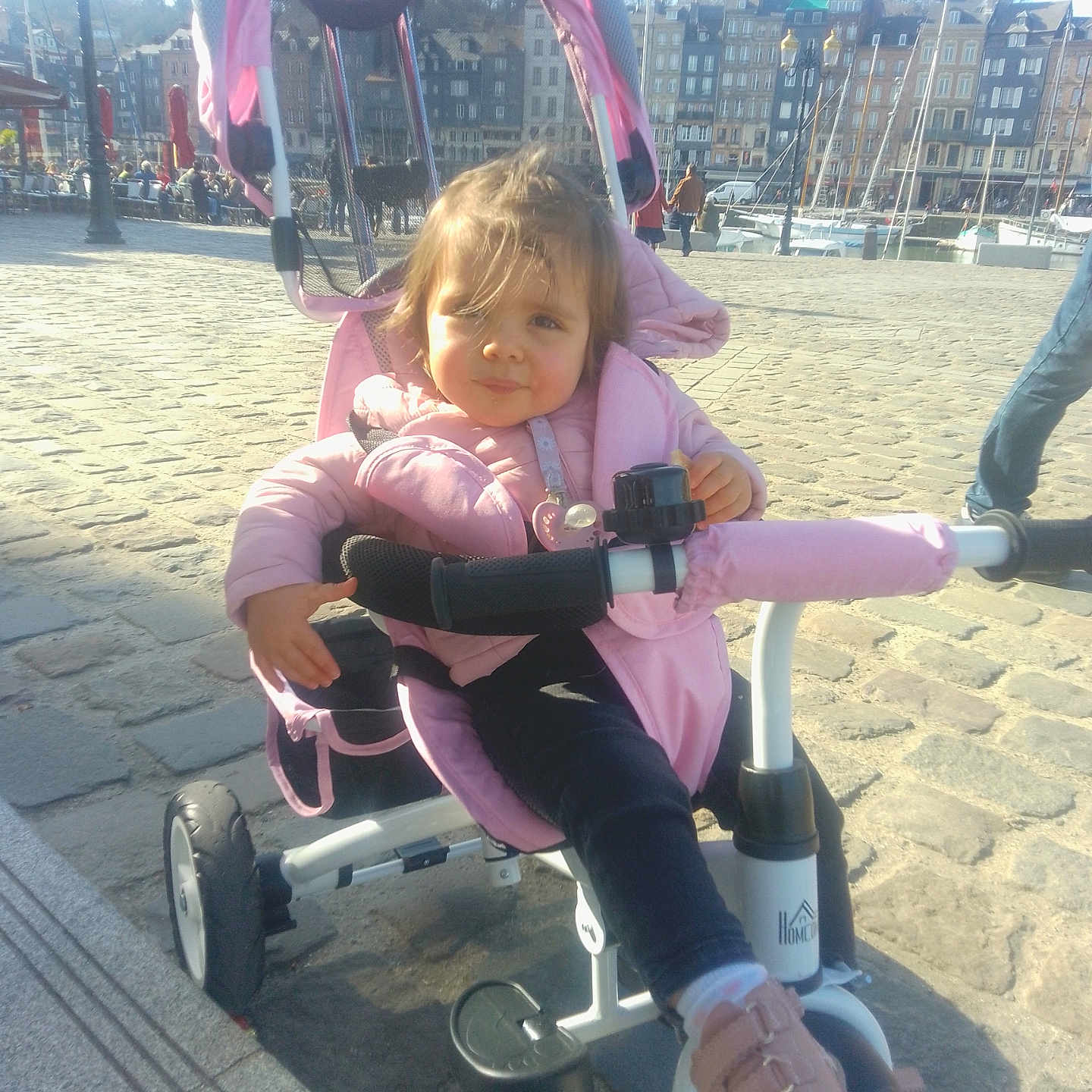 Milaya a rejoint le concours — aidez-le/la à gagner de superbes lots ! adult, child, city, clothing, face, female, footwear, girl, head, machine, male, man, outdoorplayarea, outdoors, person, photography, playarea, portrait, shoe, wheel