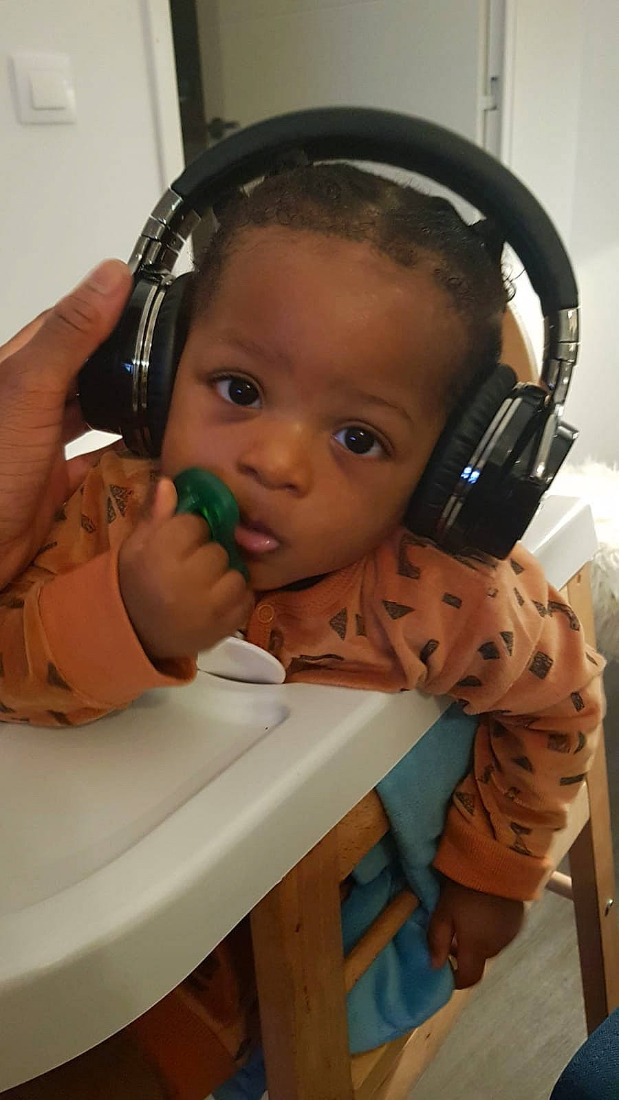 Devon a rejoint le concours — aidez-le/la à gagner de superbes lots ! audio_equipment, baby, cheek, child, ear, electronic_device, gadget, headphones, hearing, person, technology, toddler