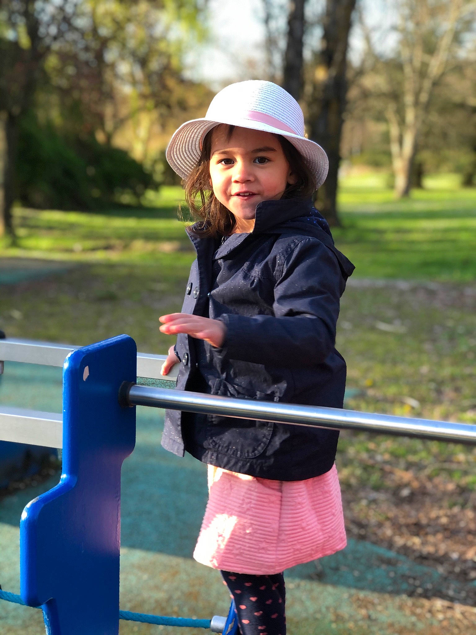 Mïa participe au concours pour gagner de l'argent avec cette photo : cap, electric_blue, fedora, fun, grass, happy, hat, headwear, knee, leisure, people_in_nature, person, photograph, plant, public_space, recreation, sleeve, street_fashion, sun_hat, toddler