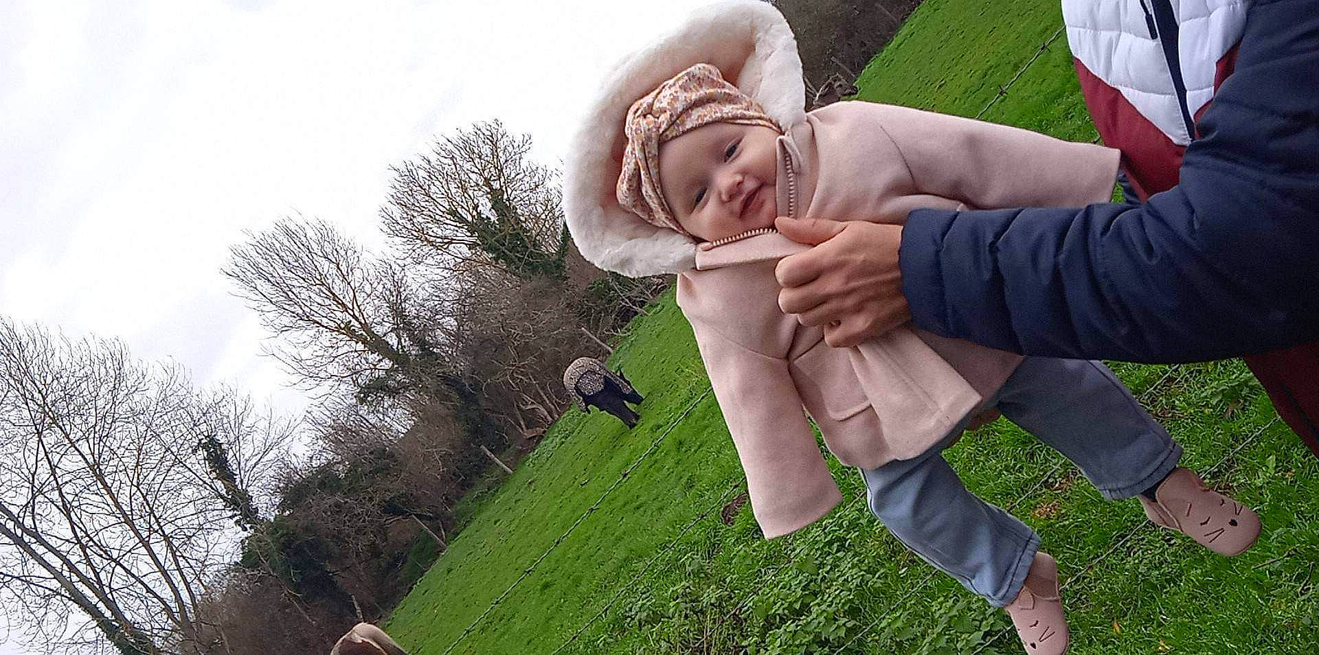 Leewayne a rejoint le concours — aidez-le/la à gagner de superbes lots ! baby, cloud, fashion_accessory, fun, gesture, grass, grassland, happy, hat, headwear, human_leg, lawn, leisure, people_in_nature, person, plant, recreation, sitting, sky, sun_hat