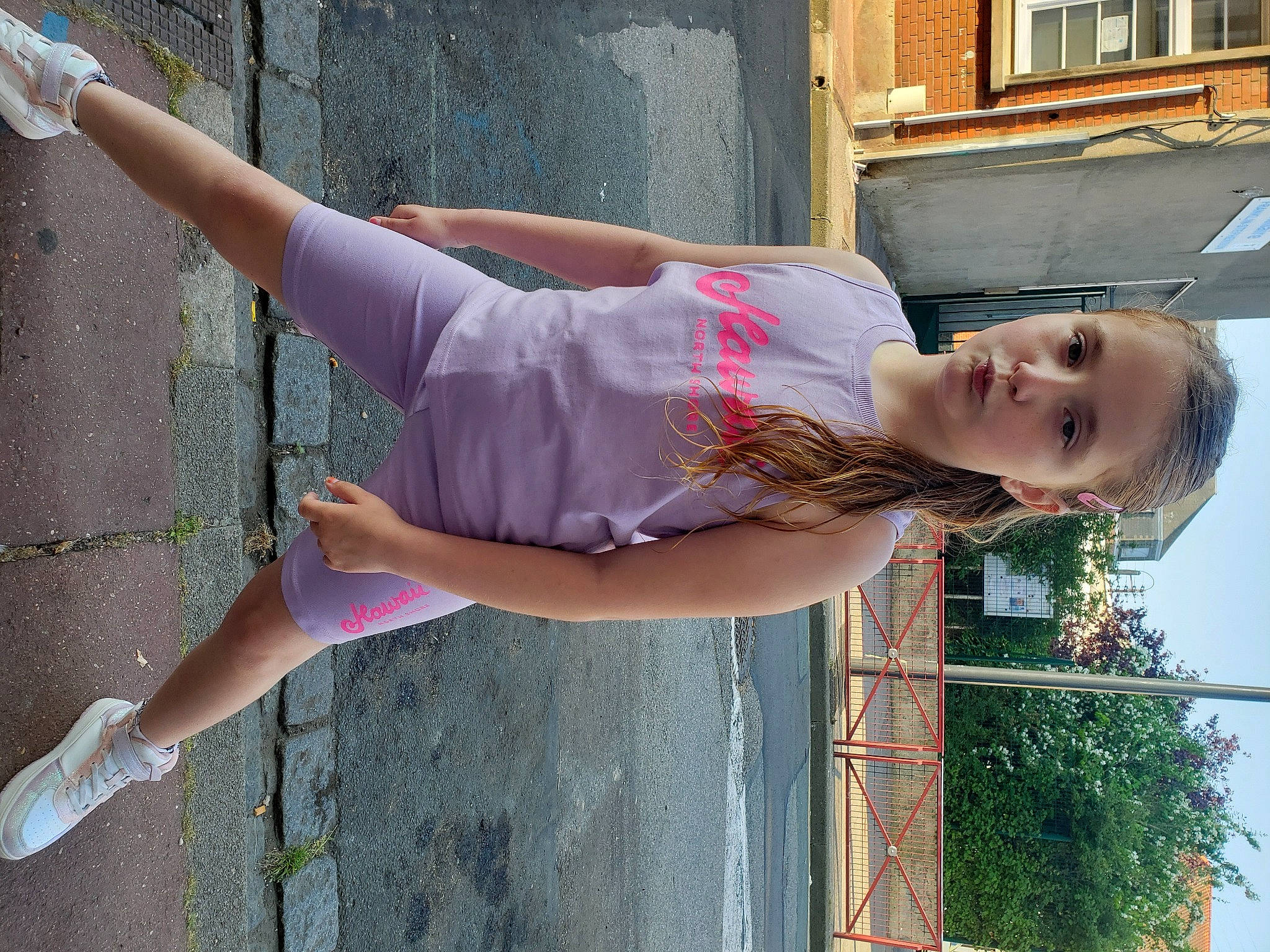 Lili a rejoint le concours — aidez-le/la à gagner de superbes lots ! elbow, fashion, fun, happy, human_leg, joint, knee, leisure, magenta, person, pink, sandal, shorts, shoulder, summer, thigh, tree, trunk, vacation, waist