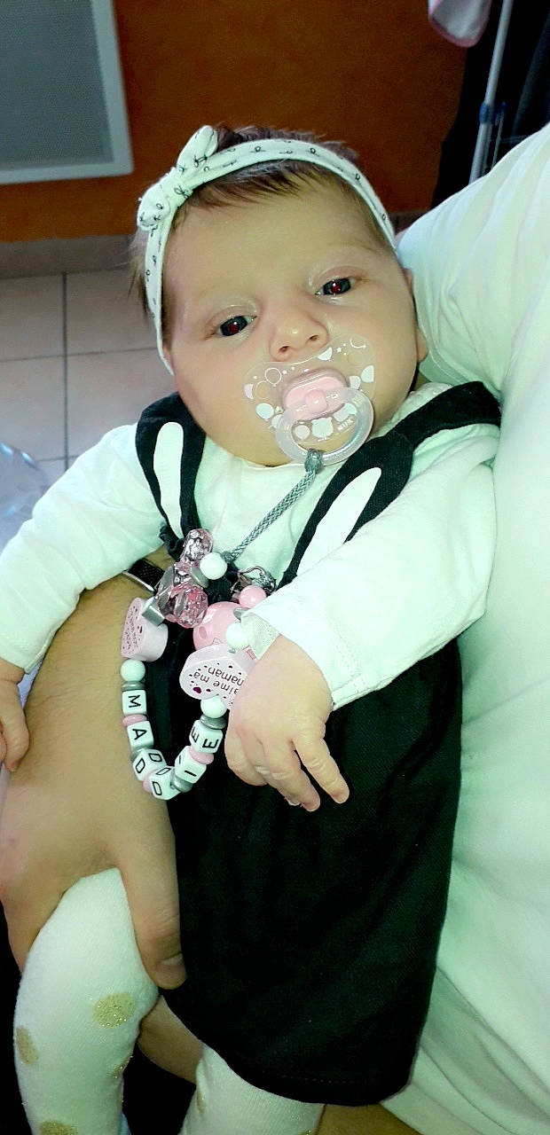 Maddie participe au concours pour gagner de l'argent avec cette photo : baby, child, fashion_accessory, hair_accessory, person, smile, toddler