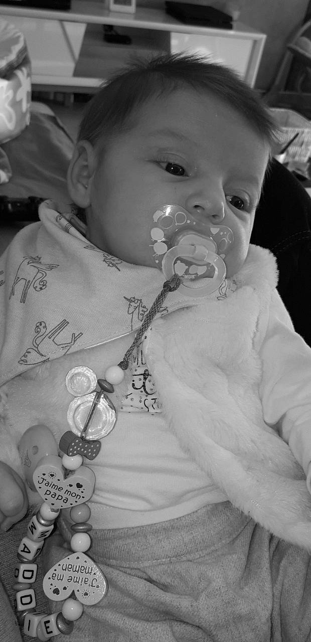 Maddie a rejoint le concours — aidez-le/la à gagner de superbes lots ! baby, black_and_white, child, eye, head, monochrome, mouth, nose, person, smile, style, toddler, white