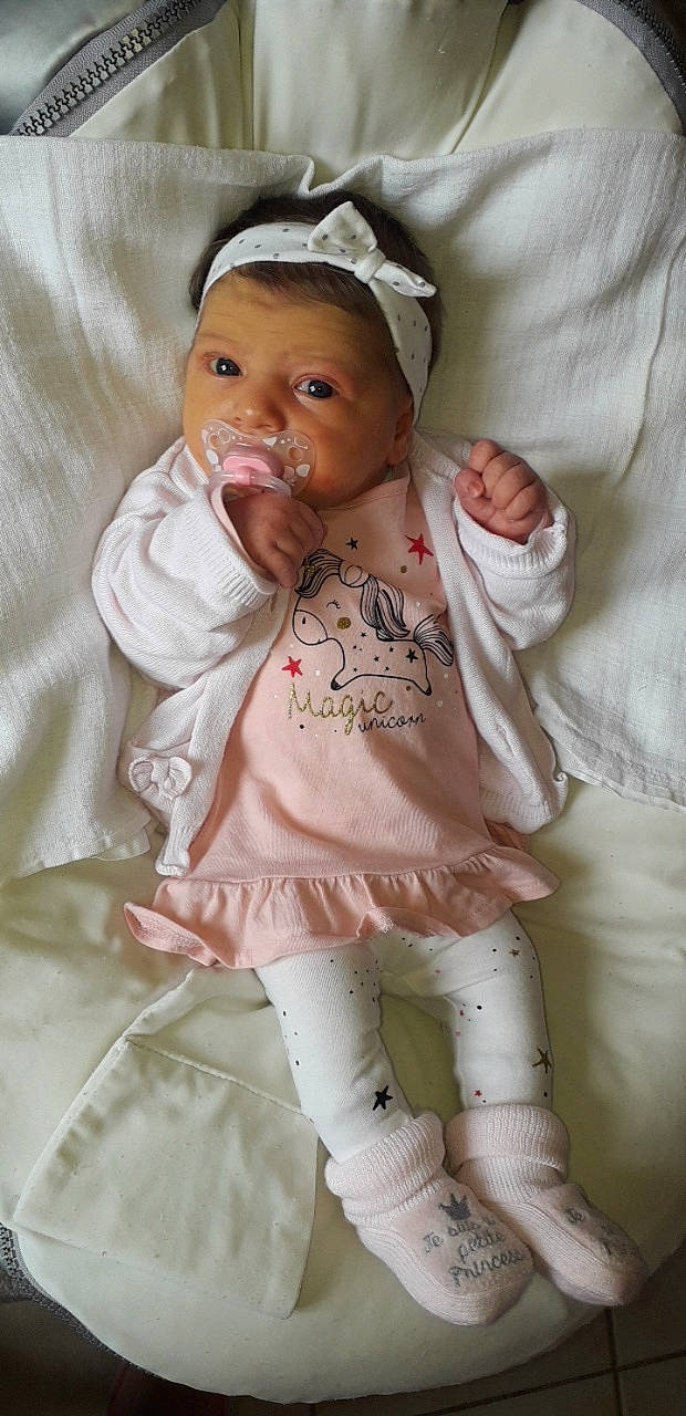 Maddie participe au concours pour gagner de l'argent avec cette photo : baby, cheek, child, nose, person, skin, toddler