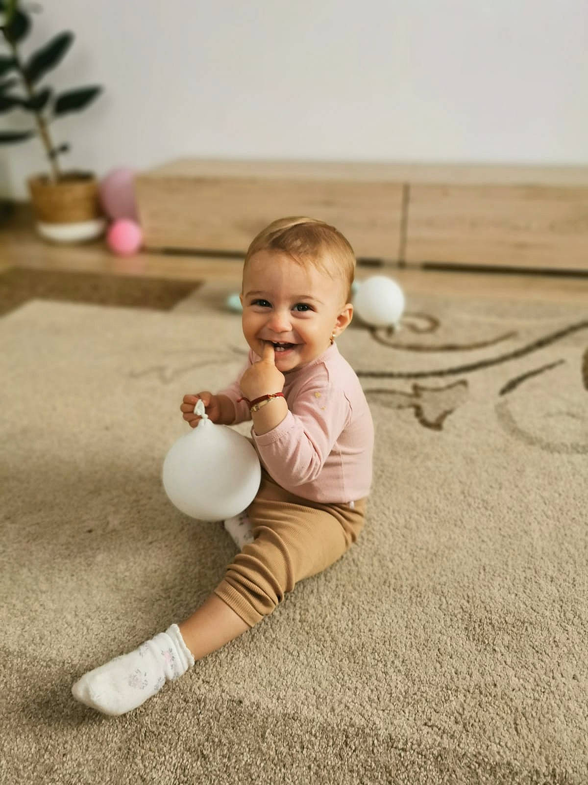 Carla a rejoint le concours — aidez-le/la à gagner de superbes lots ! baby, baby_toddler_clothing, floor, flooring, flowerpot, fun, gesture, grass, hairstyle, happy, hardwood, head, houseplant, human_leg, joy, people_in_nature, person, plant, skin, smile