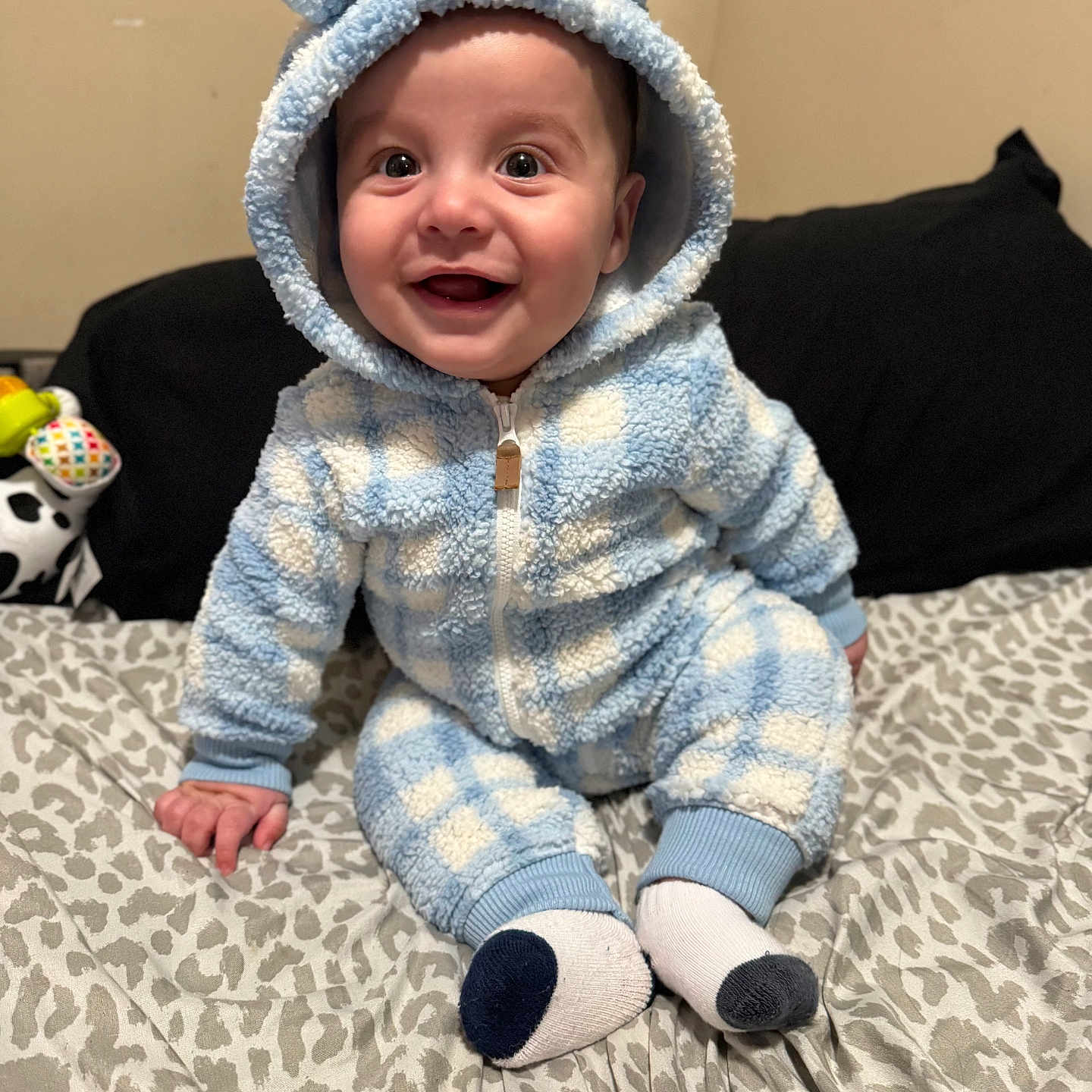 Godric is registered to the contest to win money with this photo: baby, babylaughing, bonnet, cap, clothing, couch, crawling, face, furniture, happy, hat, head, hood, hosiery, person, photography, portrait, sitting, smile, sock
