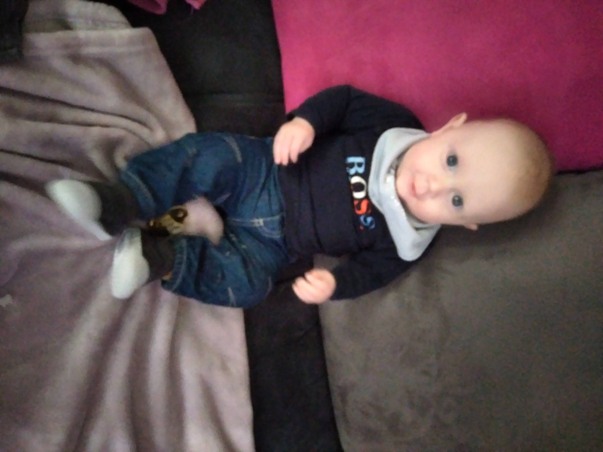 Tiago participe au concours pour gagner de l'argent avec cette photo : baby, baby_products, baby_toddler_clothing, cheek, child, comfort, eye, fur, gesture, head, human_body, linens, nose, person, room, sitting, sleeve, suit, toddler, tree