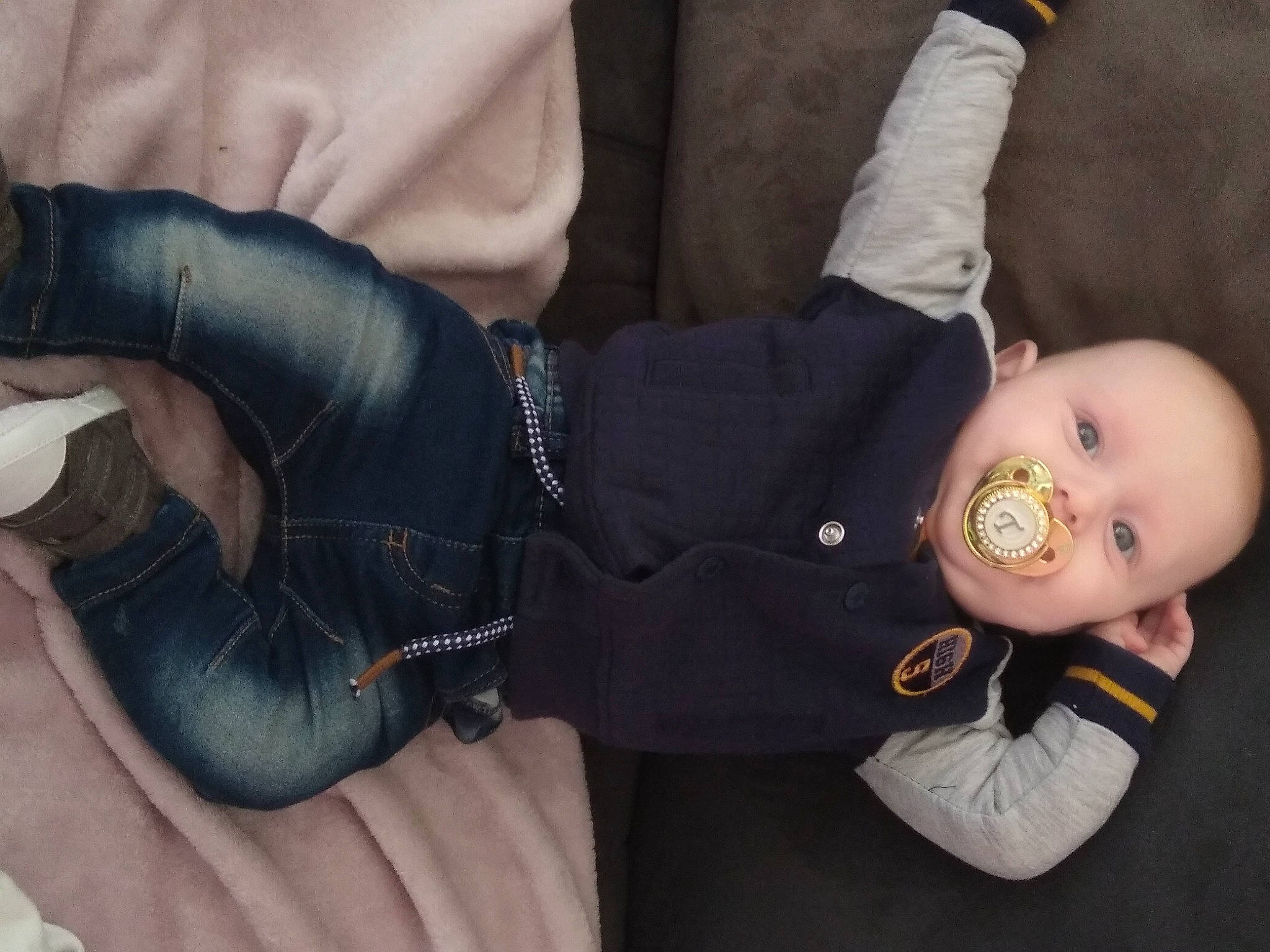 Tiago participe au concours pour gagner de l'argent avec cette photo : baby, baby_toddler_clothing, chest, comfort, denim, fashion_accessory, finger, foot, gesture, human_body, human_leg, knee, person, sitting, skin, sleeve, textile, thigh, toddler, waist