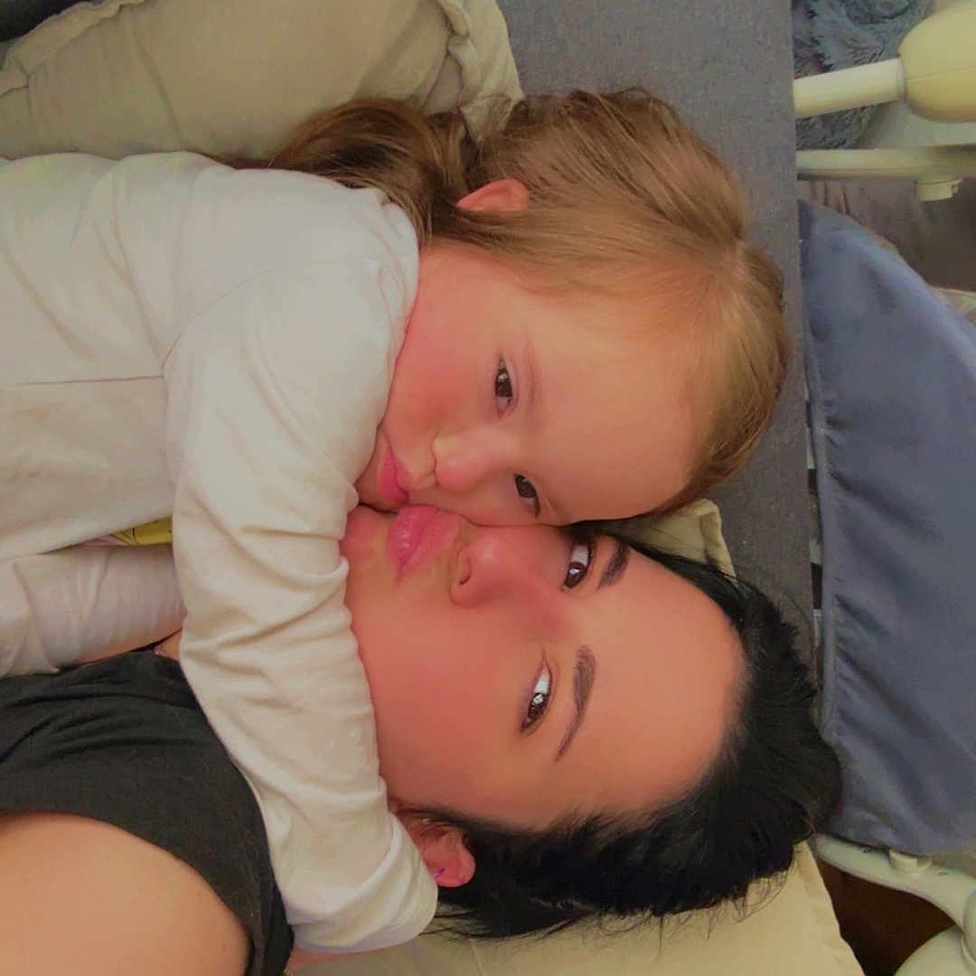 Mélissa a rejoint le concours — aidez-le/la à gagner de superbes lots ! adult, affection, casual, child, closeup, couch, cushion, face, family, home, hug, indoor, kiss, love, person, pillow, portrait, relaxing, tender, warm