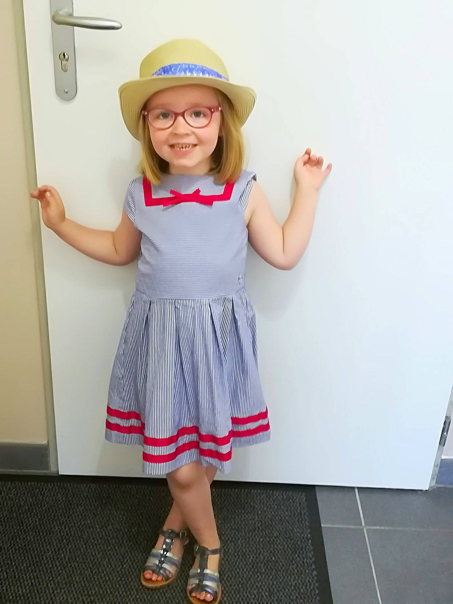 Victoire a rejoint le concours — aidez-le/la à gagner de superbes lots ! blue, child, clothing, costume, dress, fashion_accessory, flooring, girl, headgear, headwear, joy, pattern, person, product, shoe, shorts, sleeve, standing, t_shirt, toddler