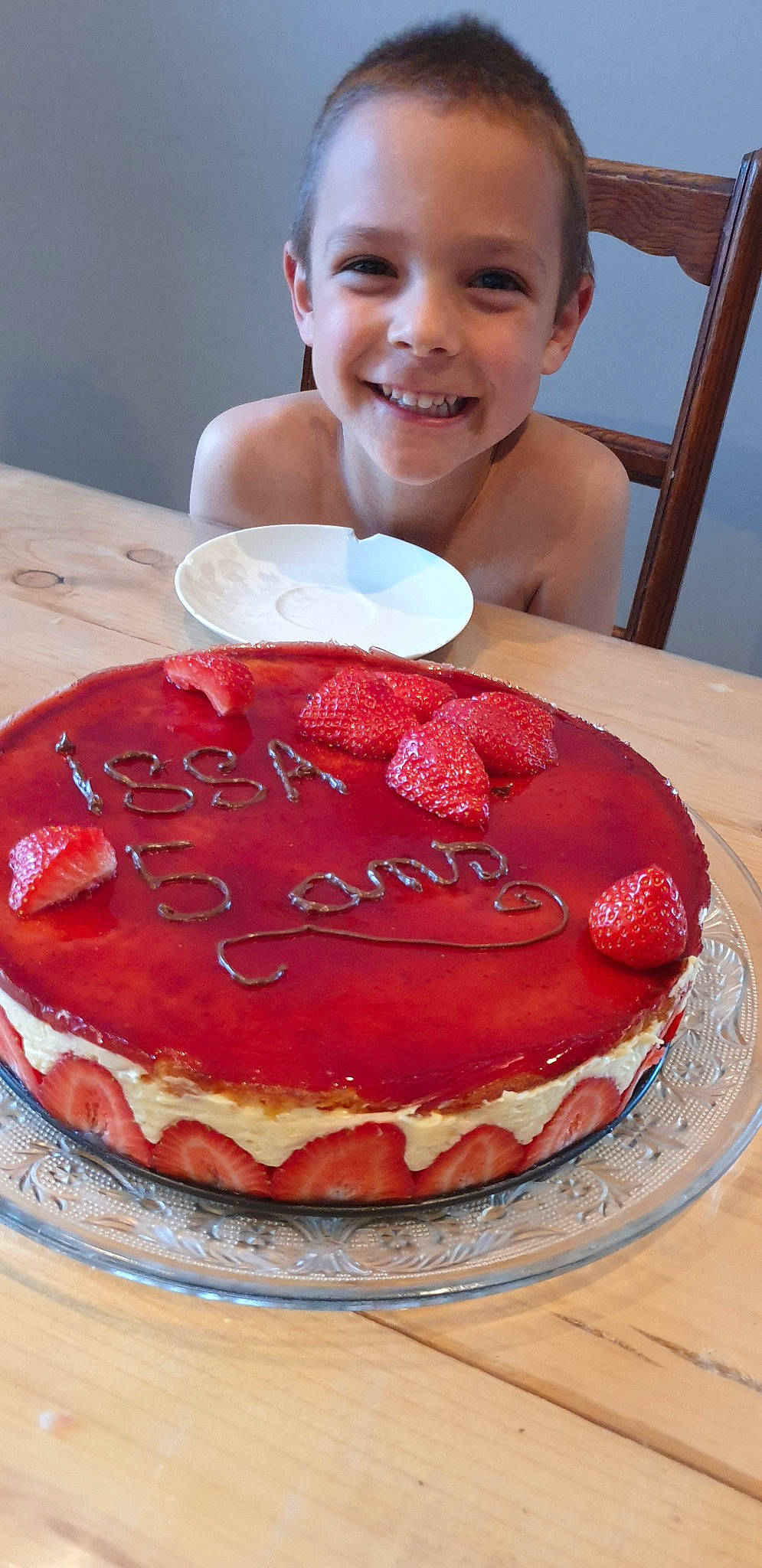 Issa a rejoint le concours — aidez-le/la à gagner de superbes lots ! baked_goods, birthday_cake, breakfast, cake, cuisine, dessert, dish, food, ingredient, joy, person, produce, recipe, strawberries, strawberry, sweetness, torte