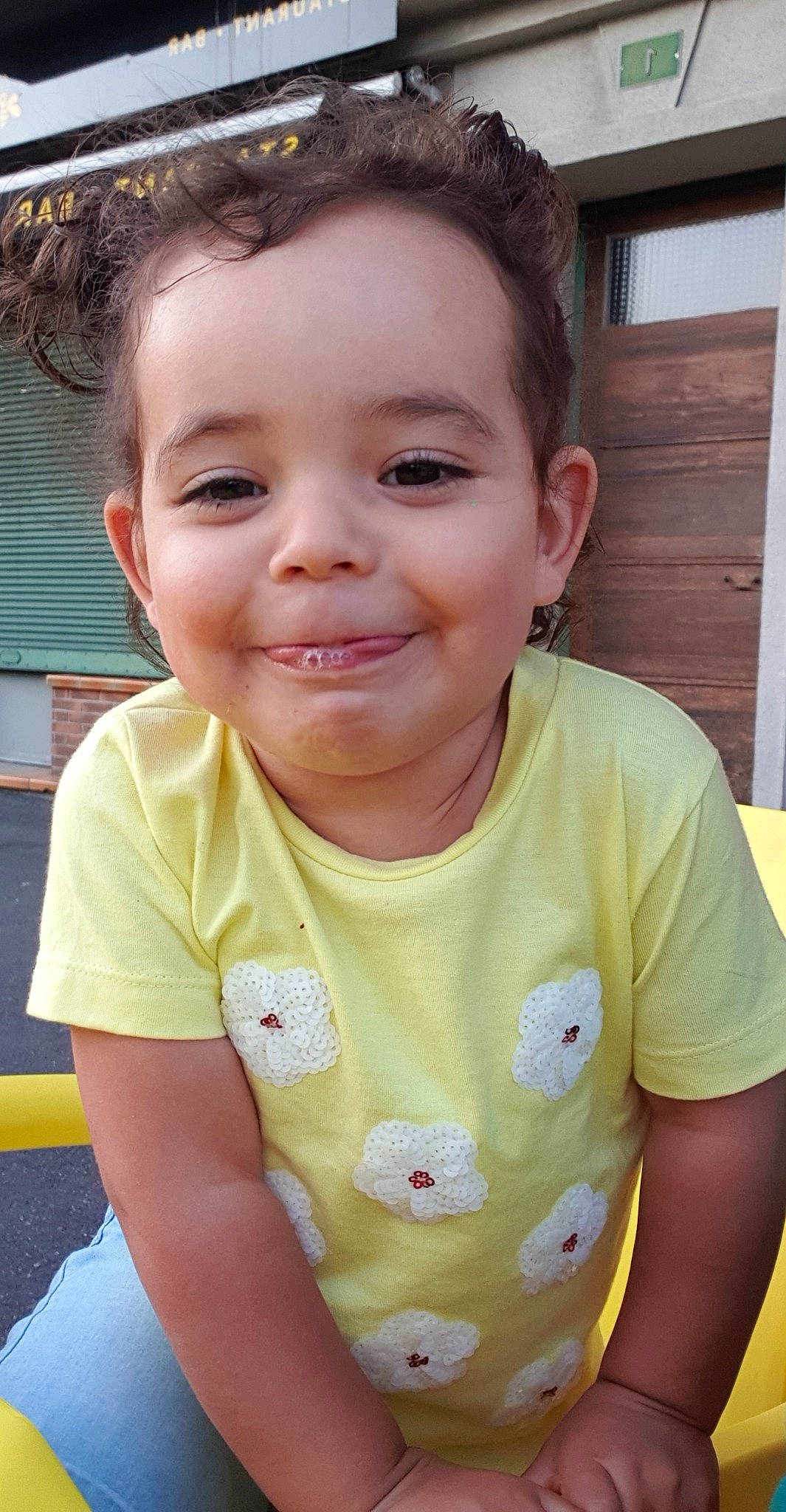 Sana participe au concours pour gagner de l'argent avec cette photo : cheek, child, chin, face, facial_expression, happy, head, joy, lip, nose, person, skin, smile, toddler, yellow