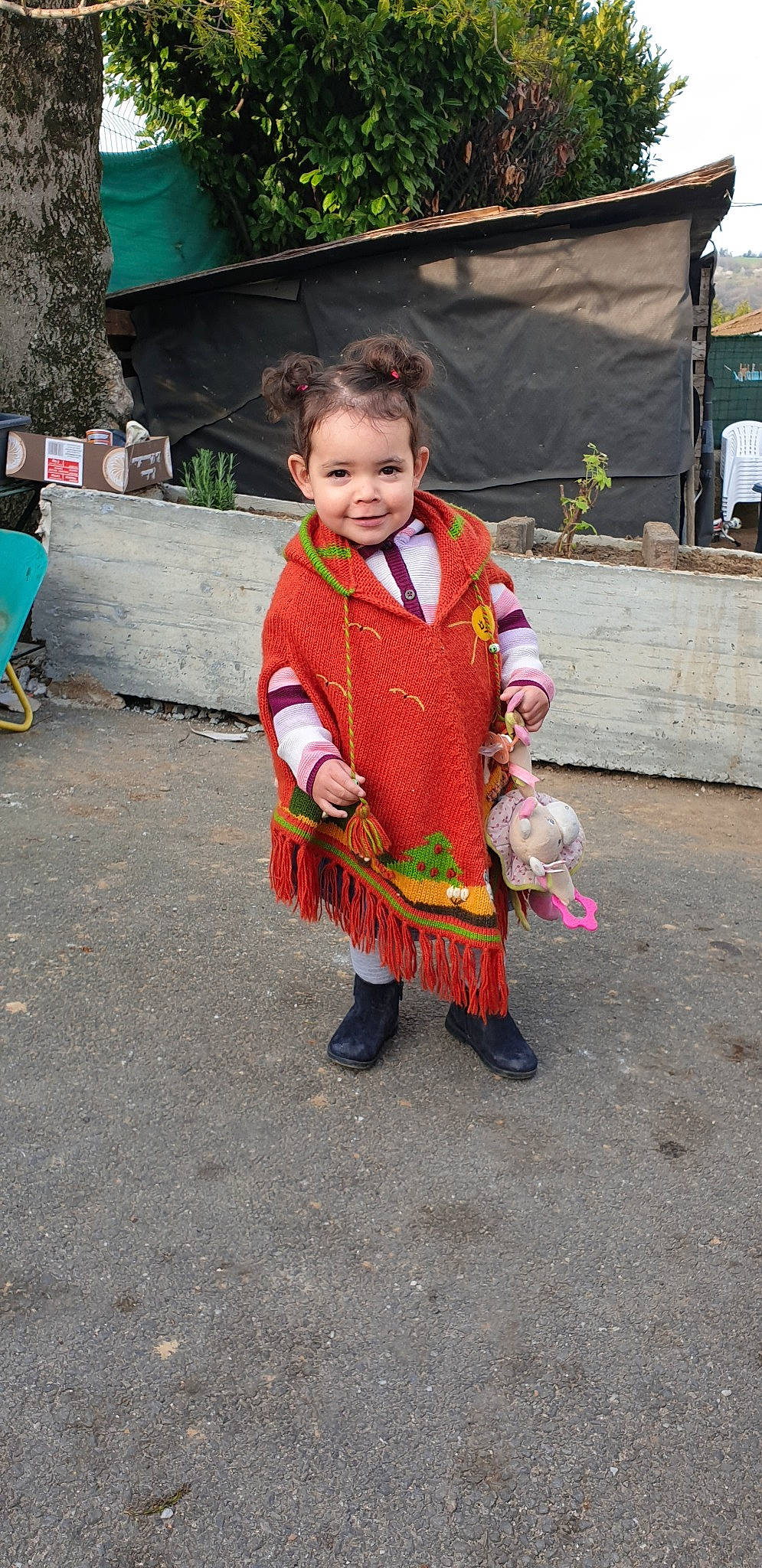 Sana participe au concours pour gagner de l'argent avec cette photo : child, costume, joy, person, smile, toddler