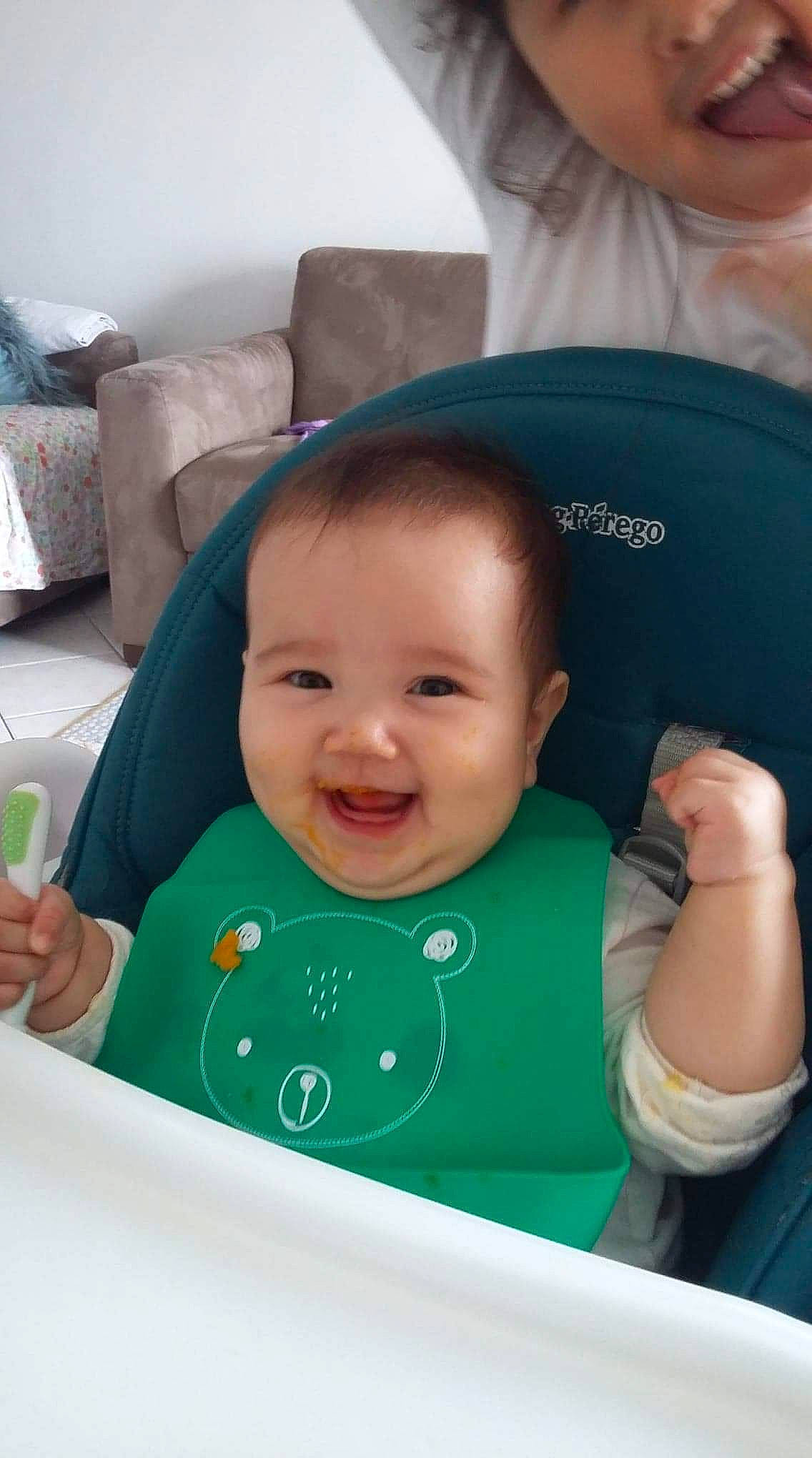 Layla participe au concours pour gagner de l'argent avec cette photo : arm, baby, baby_products, baby_toddler_clothing, chair, cheek, child, comfort, couch, finger, fun, hand, happy, joy, person, product, seat_belt, sitting, skin, smile