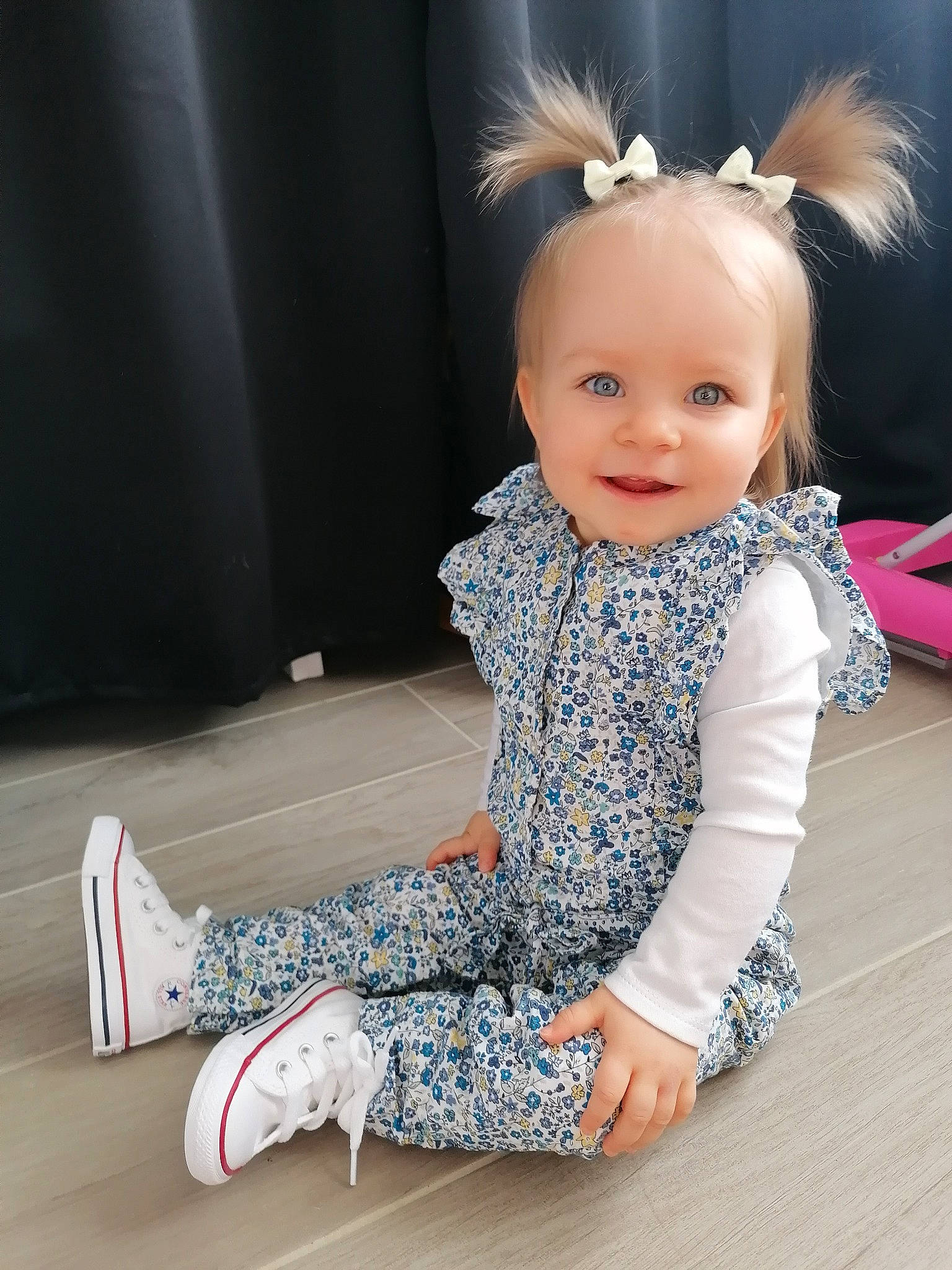 Talia participe au concours pour gagner de l'argent avec cette photo : baby_toddler_clothing, child, dress, eyelash, flash_photography, flooring, foot, happy, headband, headpiece, human_leg, iris, joy, knee, neck, pattern, person, sleeve, smile, sock