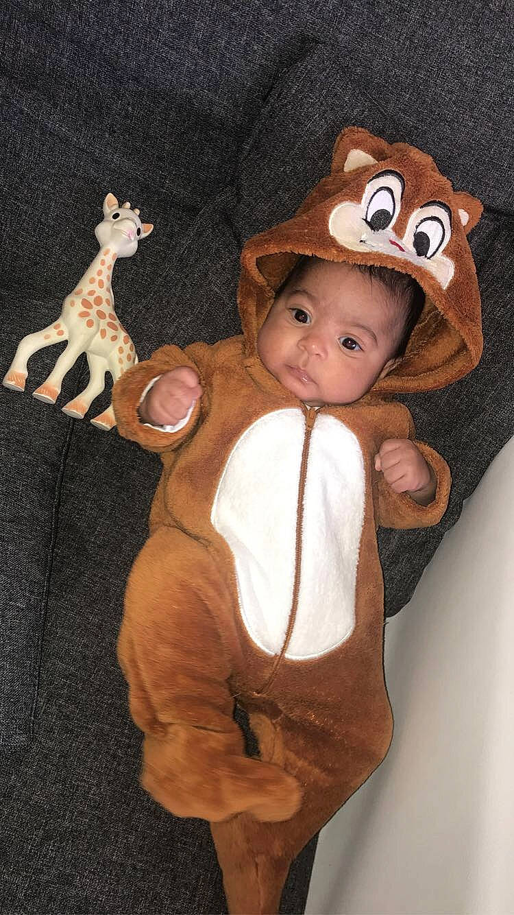 Maysonn a rejoint le concours — aidez-le/la à gagner de superbes lots ! baby, baby_toddler_clothing, brown, cap, costume, costume_hat, fashion_accessory, fawn, fedora, fun, fur, hat, headgear, person, plush, sleeve, stuffed_toy, sun_hat, toddler, toy