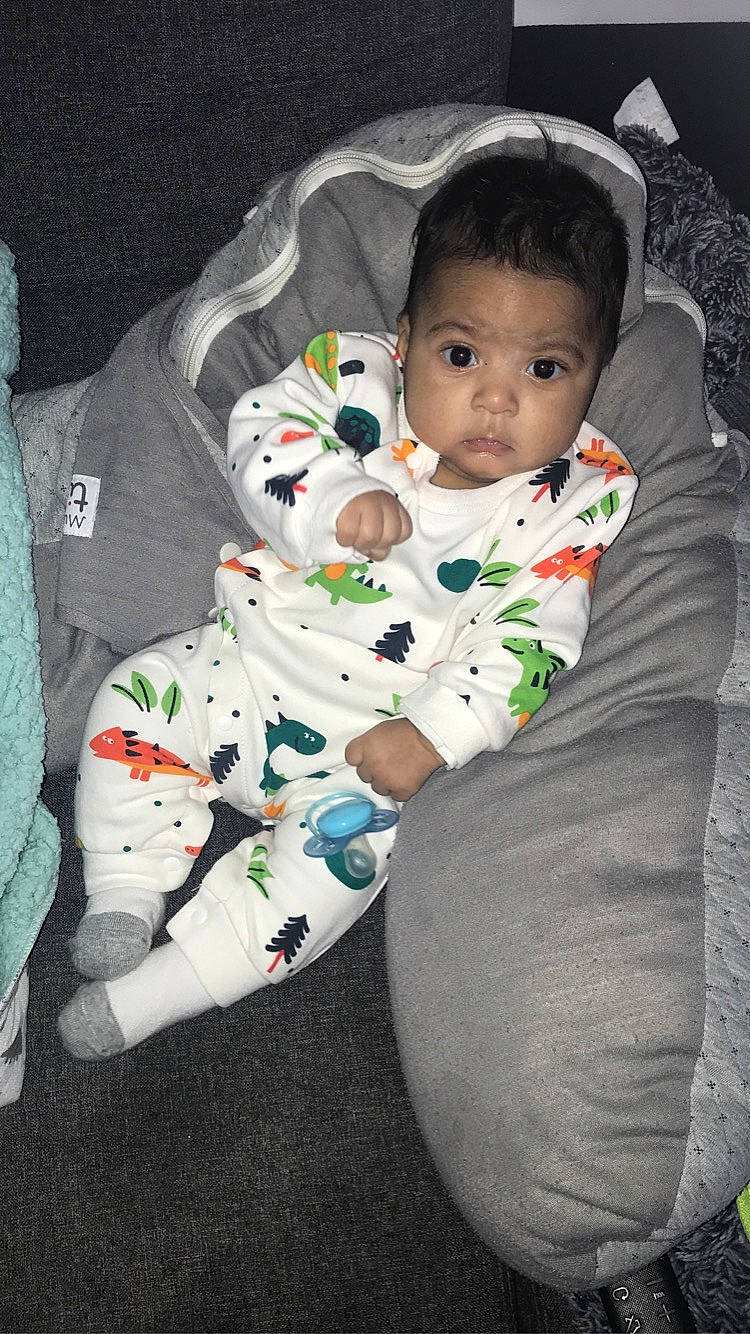 Maysonn a rejoint le concours — aidez-le/la à gagner de superbes lots ! baby, baby_products, baby_toddler_clothing, cheek, child, comfort, event, eye, face, flash_photography, fun, grass, happy, head, lap, person, plant, sitting, sleeve, toddler