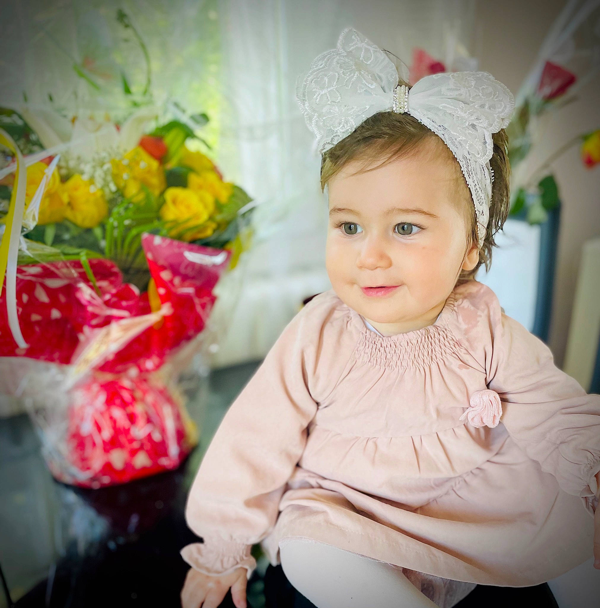 Diane a rejoint le concours — aidez-le/la à gagner de superbes lots ! baby, baby_toddler_clothing, beauty, child, costume_hat, dress, event, fashion, flower, flower_arranging, happy, headband, headpiece, iris, person, pink, plant, sleeve, smile, textile