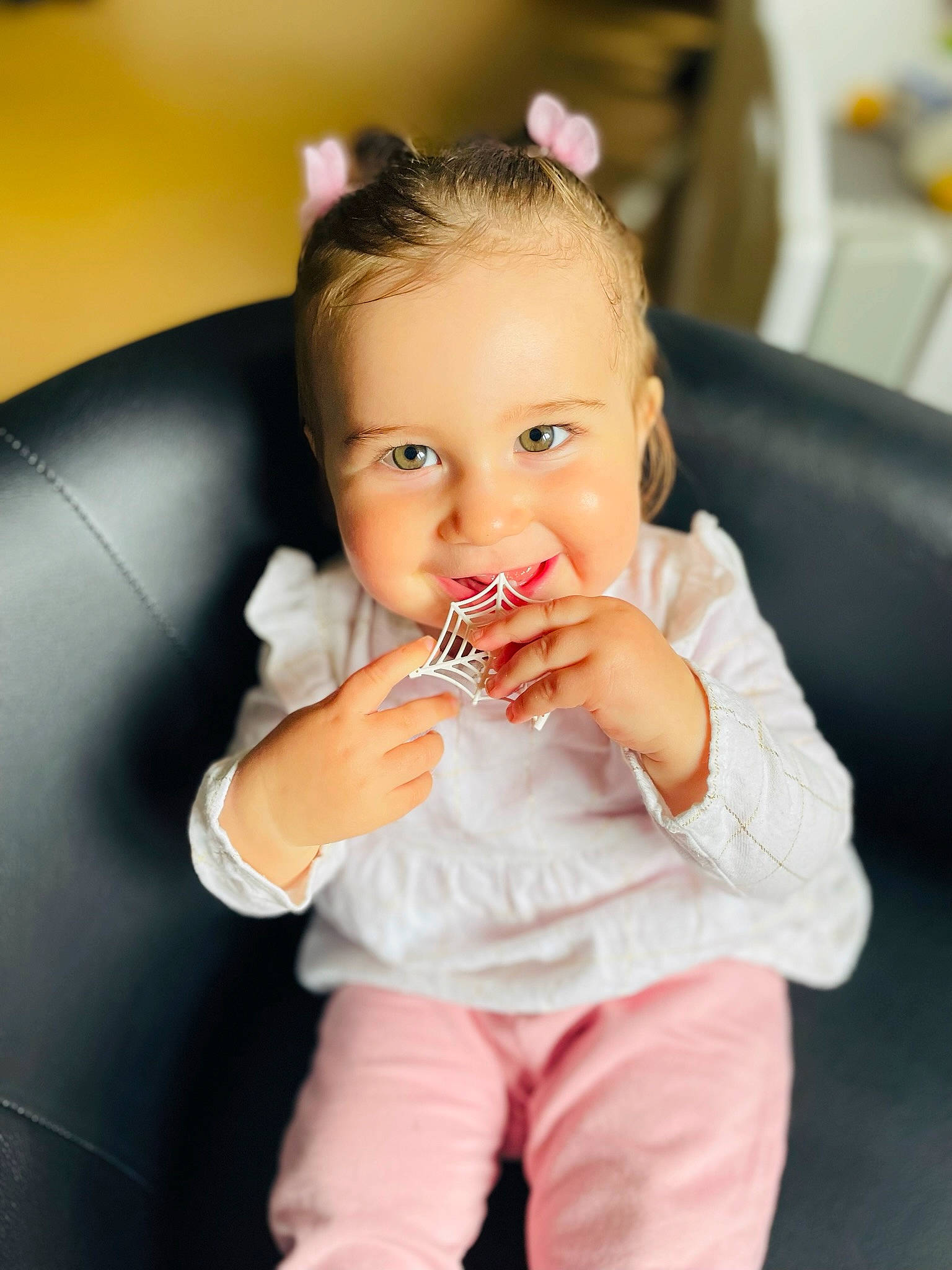 Diane a rejoint le concours — aidez-le/la à gagner de superbes lots ! arm, baby, baby_toddler_clothing, cheek, chin, dress, finger, flash_photography, gesture, happy, human_body, iris, lip, neck, nose, person, skin, smile, sweetness, tableware