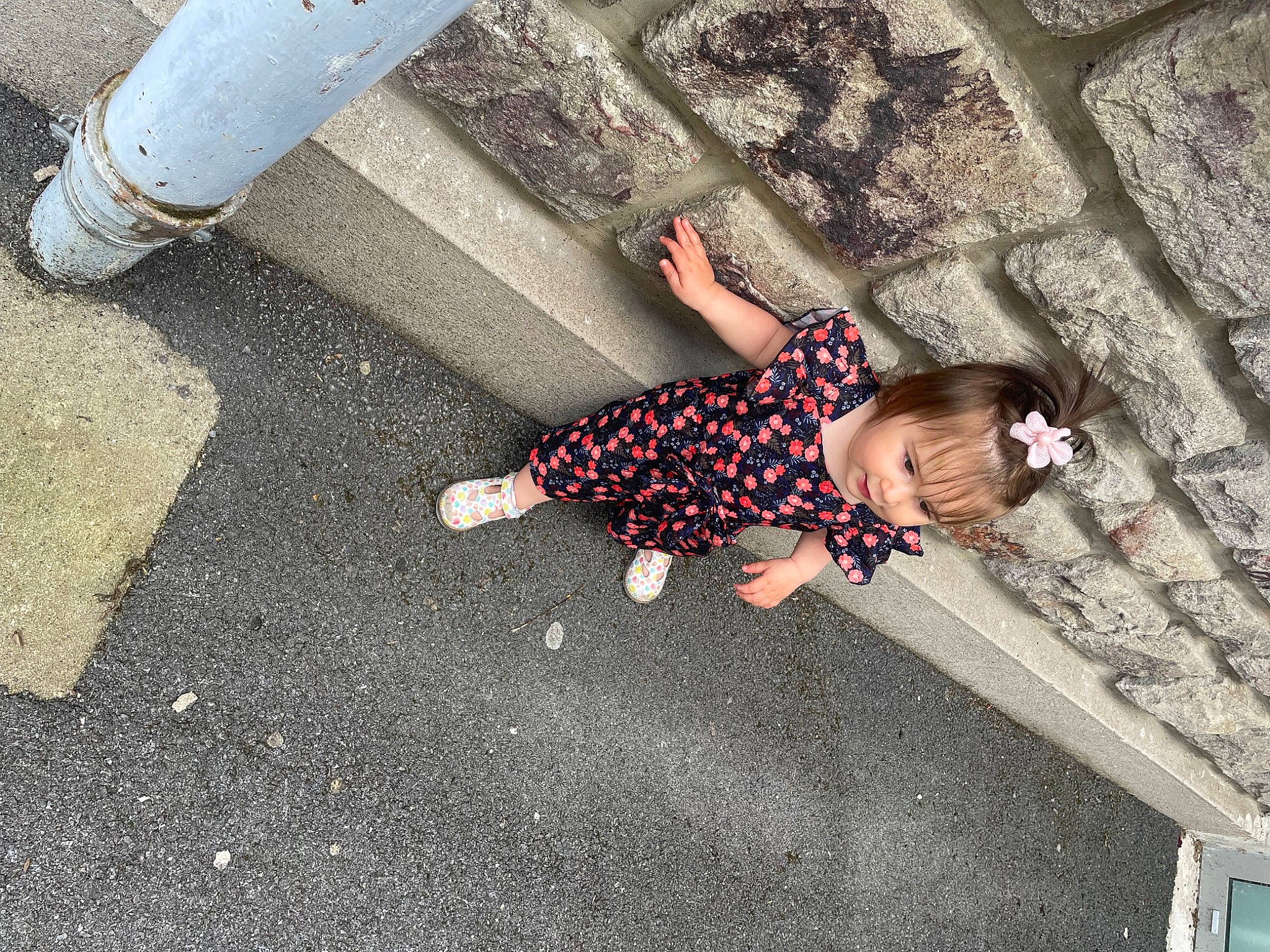 Diane a rejoint le concours — aidez-le/la à gagner de superbes lots ! asphalt, baby, concrete, flooring, grey, human_leg, knee, leg, leisure, pattern, pedestrian, person, road, road_surface, shadow, sidewalk, standing, thigh, tints_and_shades, toddler