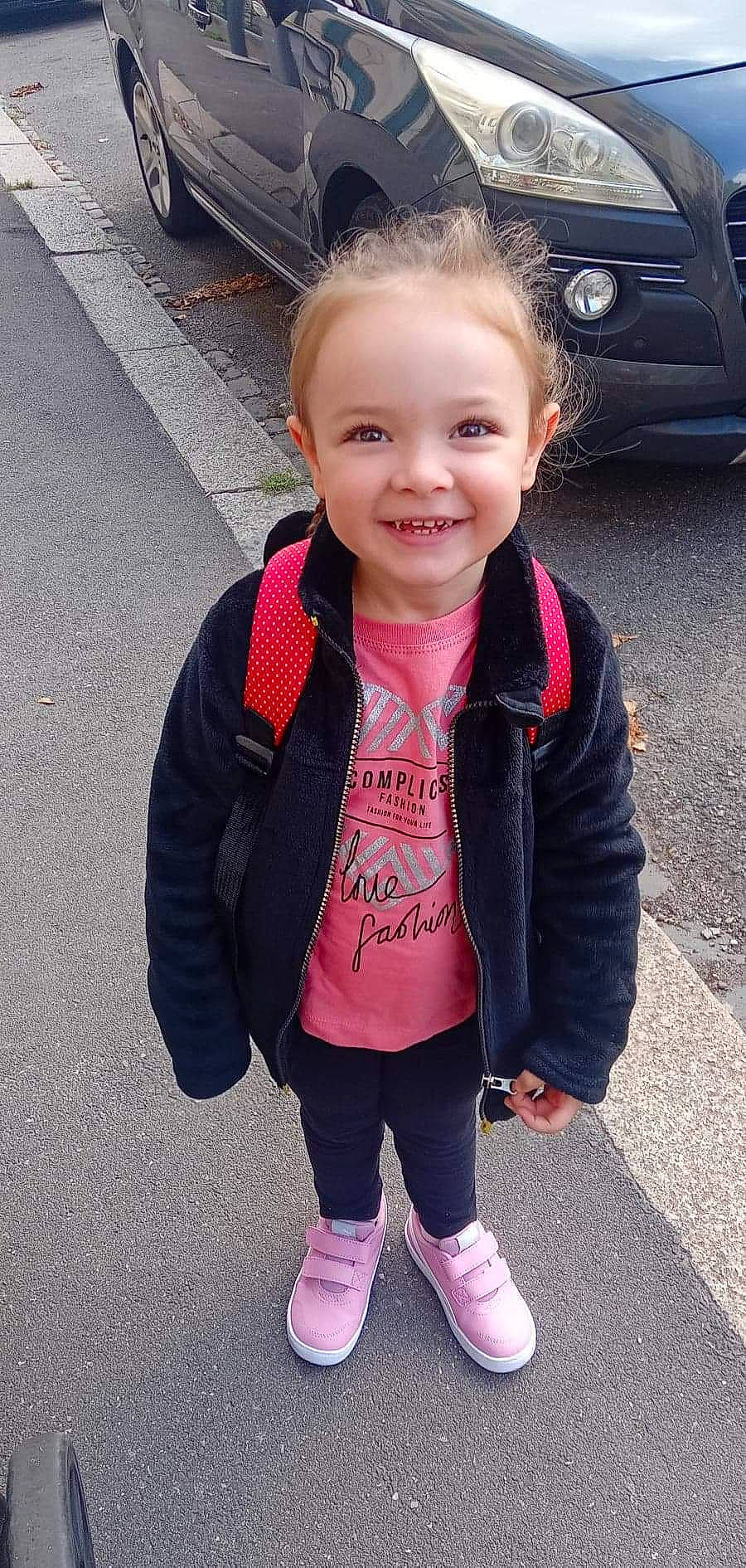 Ilaria participe au concours pour gagner de l'argent avec cette photo : asphalt, automotive_tire, car, child, electric_blue, face, family_car, fun, hair, happy, head, joy, motor_vehicle, person, pink, road_surface, sleeve, smile, t_shirt, toddler